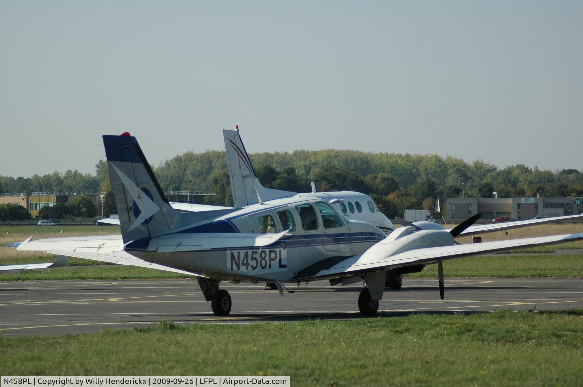 N458PL, Beech 58 Baron C/N TH-1467, Standing on the apron