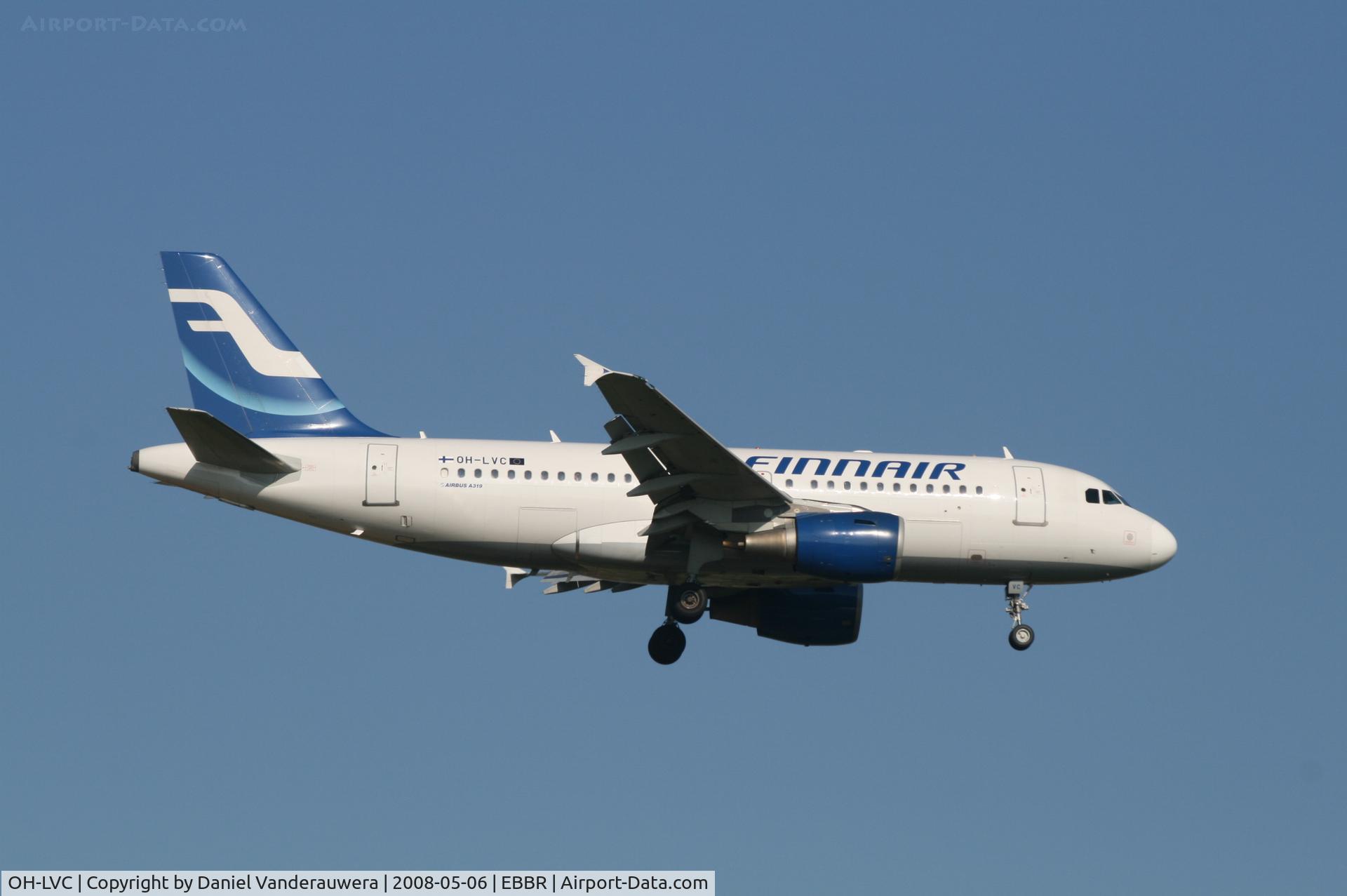 OH-LVC, 2000 Airbus A319-112 C/N 1309, descending to rwy 02