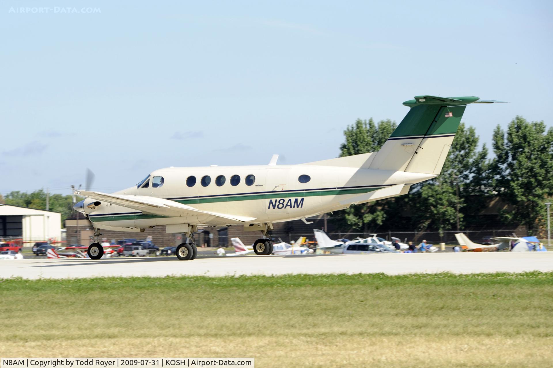 N8AM, 1977 Beech 200 King Air C/N BB-274, Departing OSH on 27