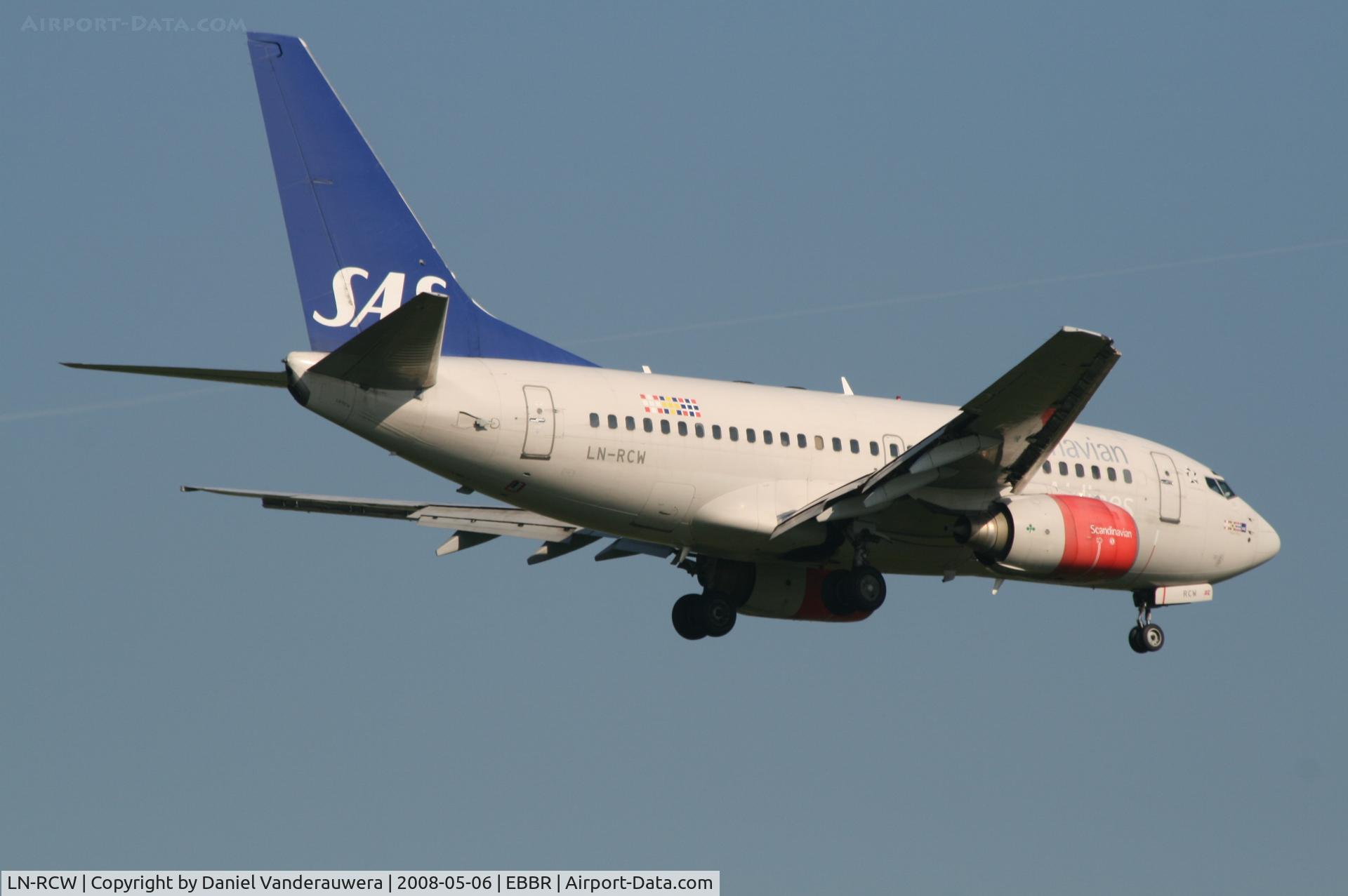 LN-RCW, 1999 Boeing 737-683 C/N 28308, flight SK4743 is descending to rwy 02