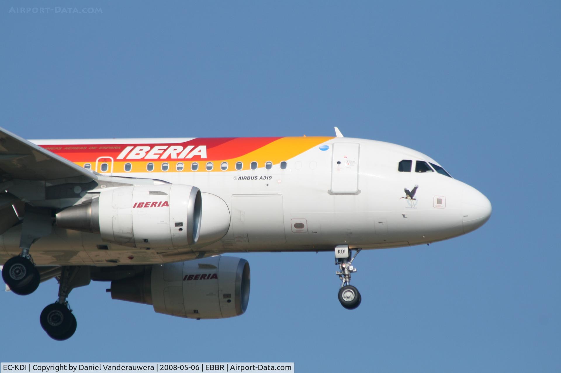 EC-KDI, 2007 Airbus A319-111 C/N 3102, flight IB3216 is descending to rwy 02
