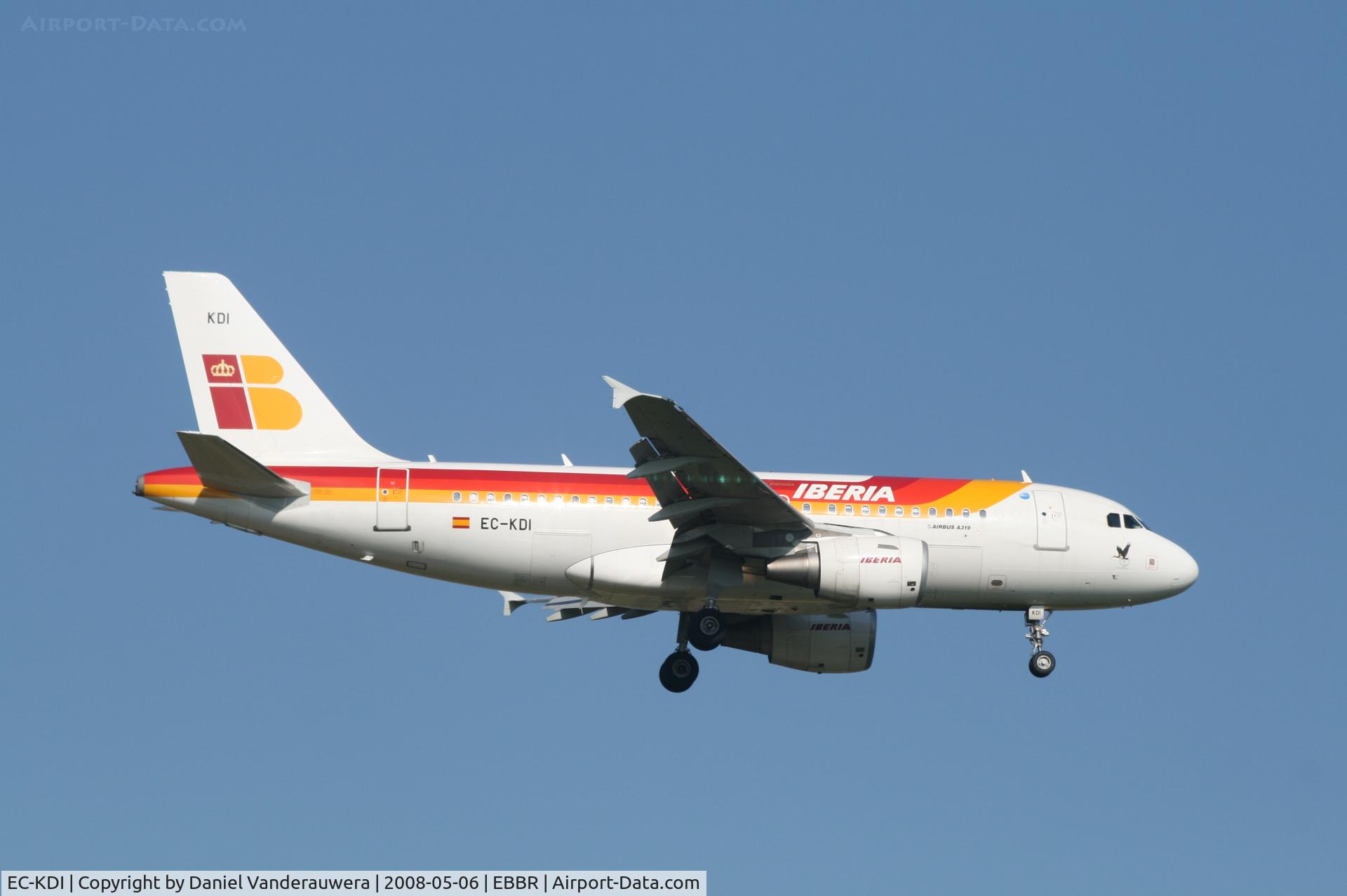 EC-KDI, 2007 Airbus A319-111 C/N 3102, flight IB3216 is descending to rwy 02