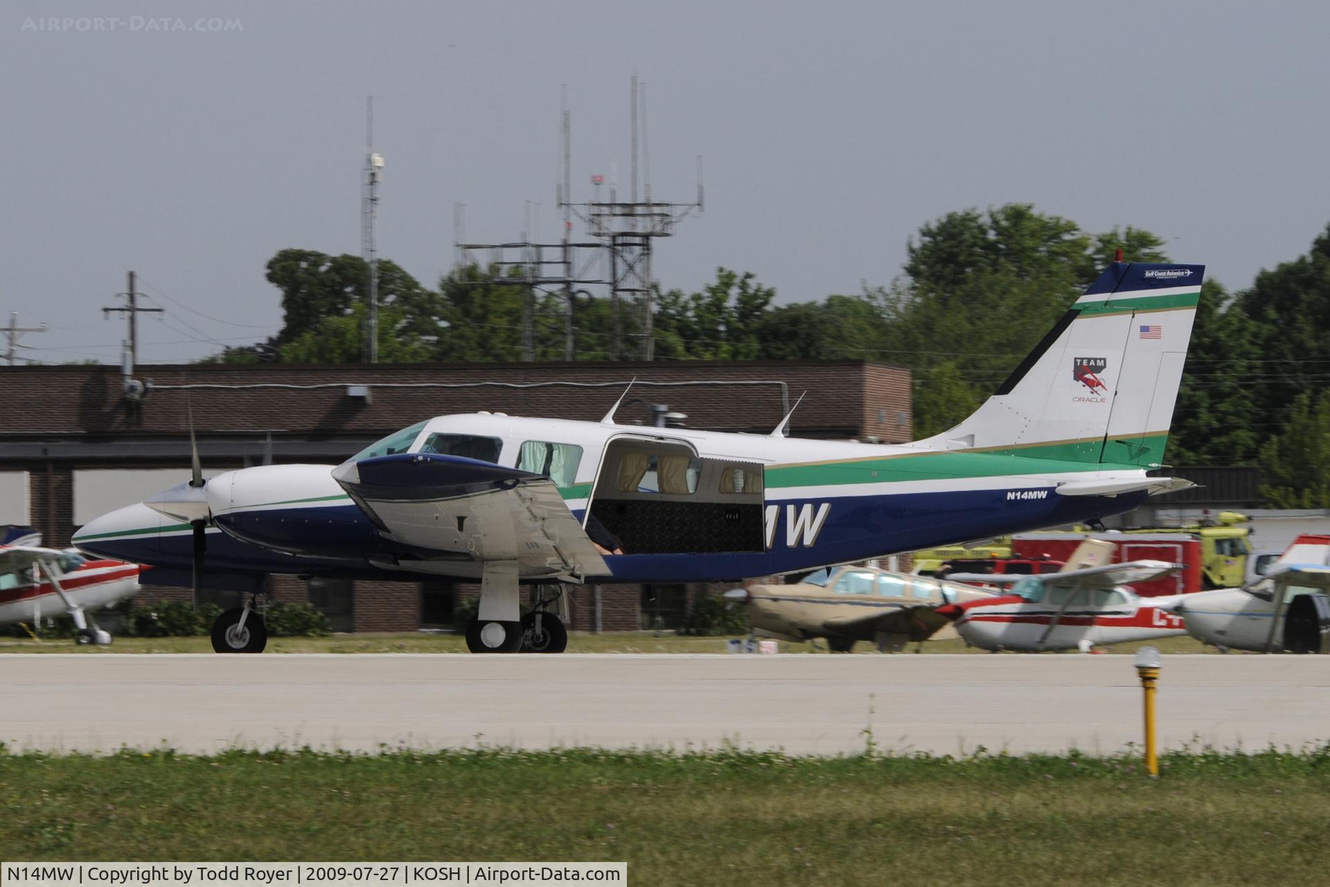 N14MW, 1981 Piper PA-34-220T Seneca C/N 34-8133047, Landing 27 at OSH