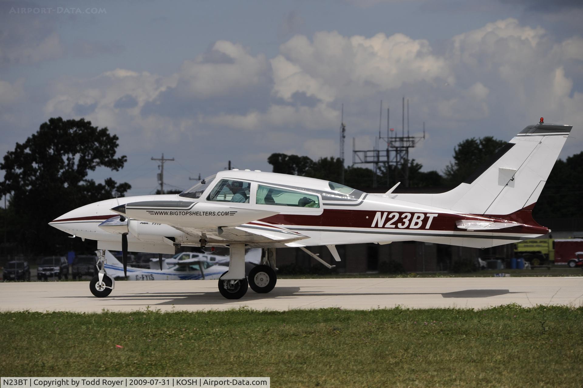 N23BT, 1978 Cessna T310R C/N 310R1303, Departing OSH on 27