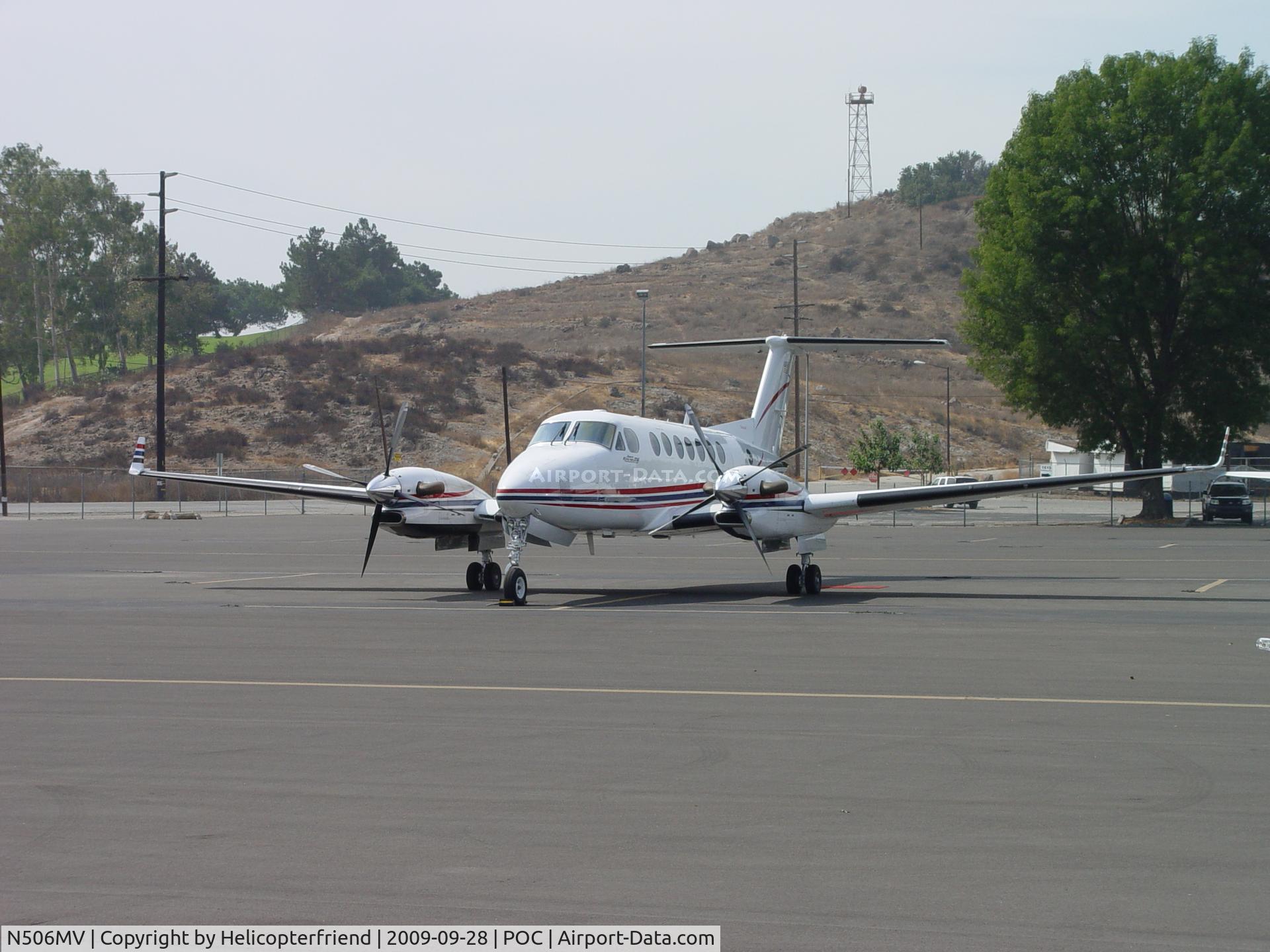 N506MV, 1999 Raytheon Aircraft Company B300 C/N FL-261, Waiting crew to depart, facing east