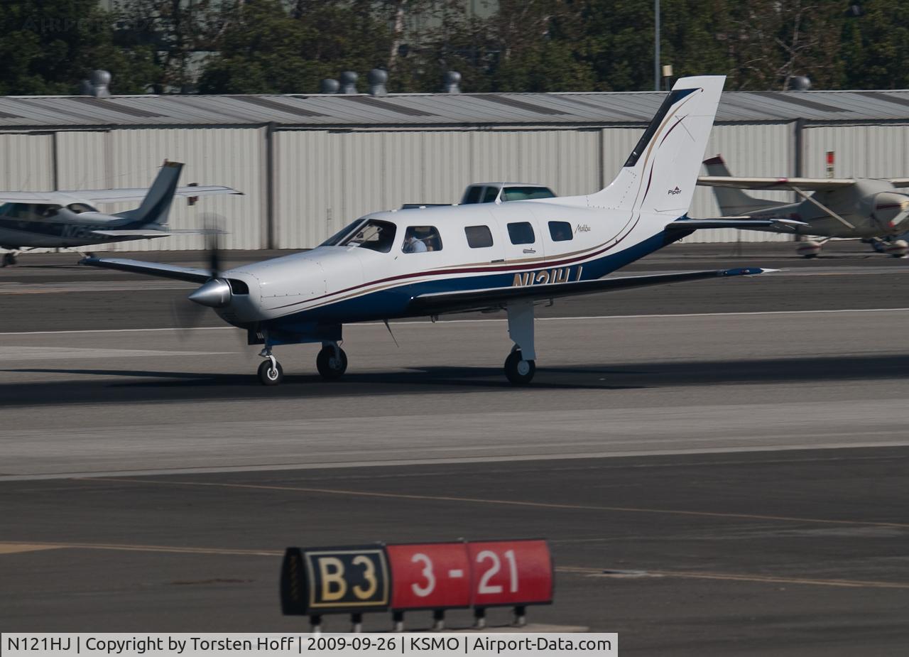 N121HJ, 1985 Piper PA-46-310P Malibu C/N 46-8508105, N121HJ departing from RWY 21