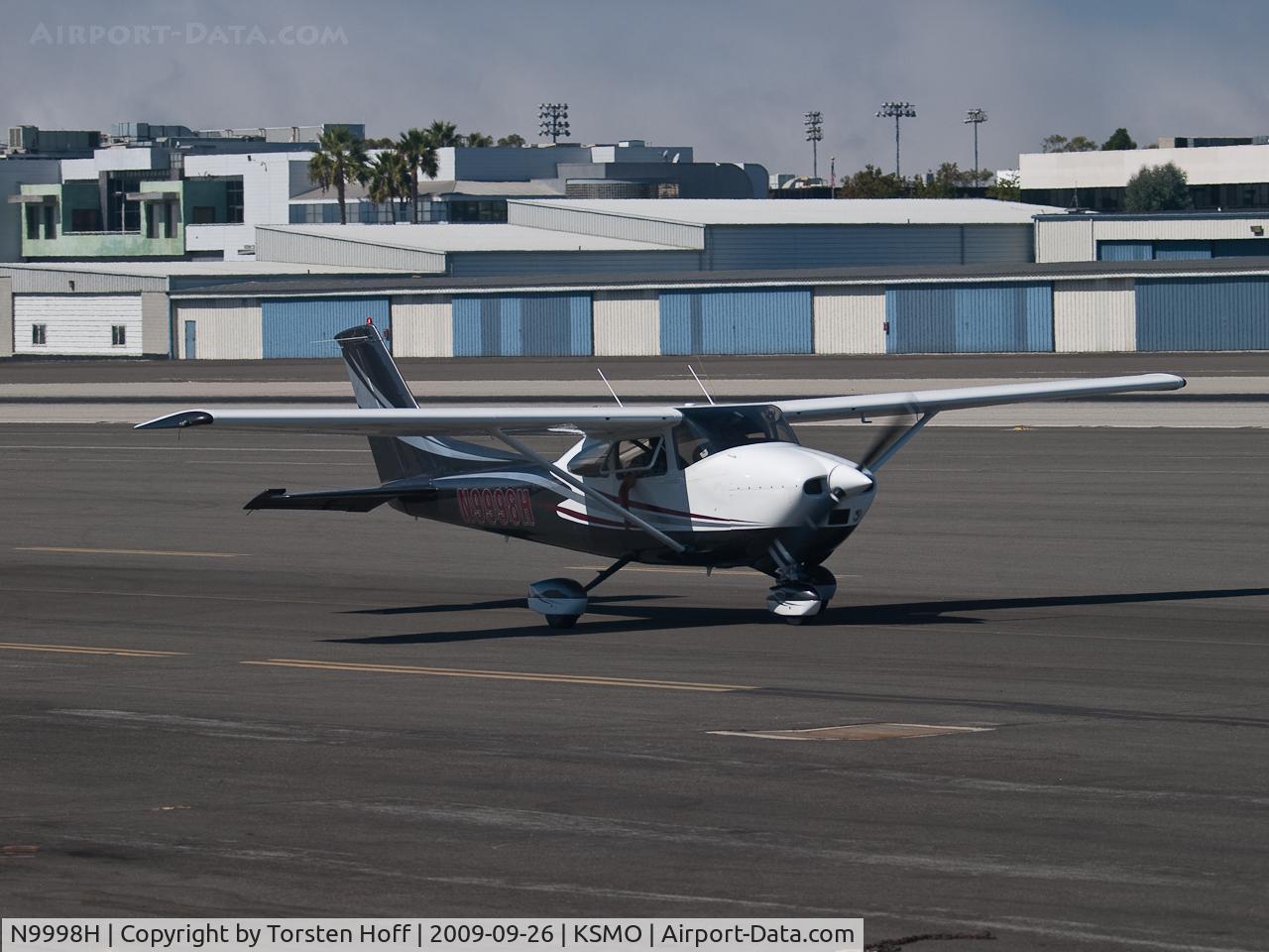 N9998H, 1982 Cessna 182R Skylane C/N 18268172, N9998H taxiing