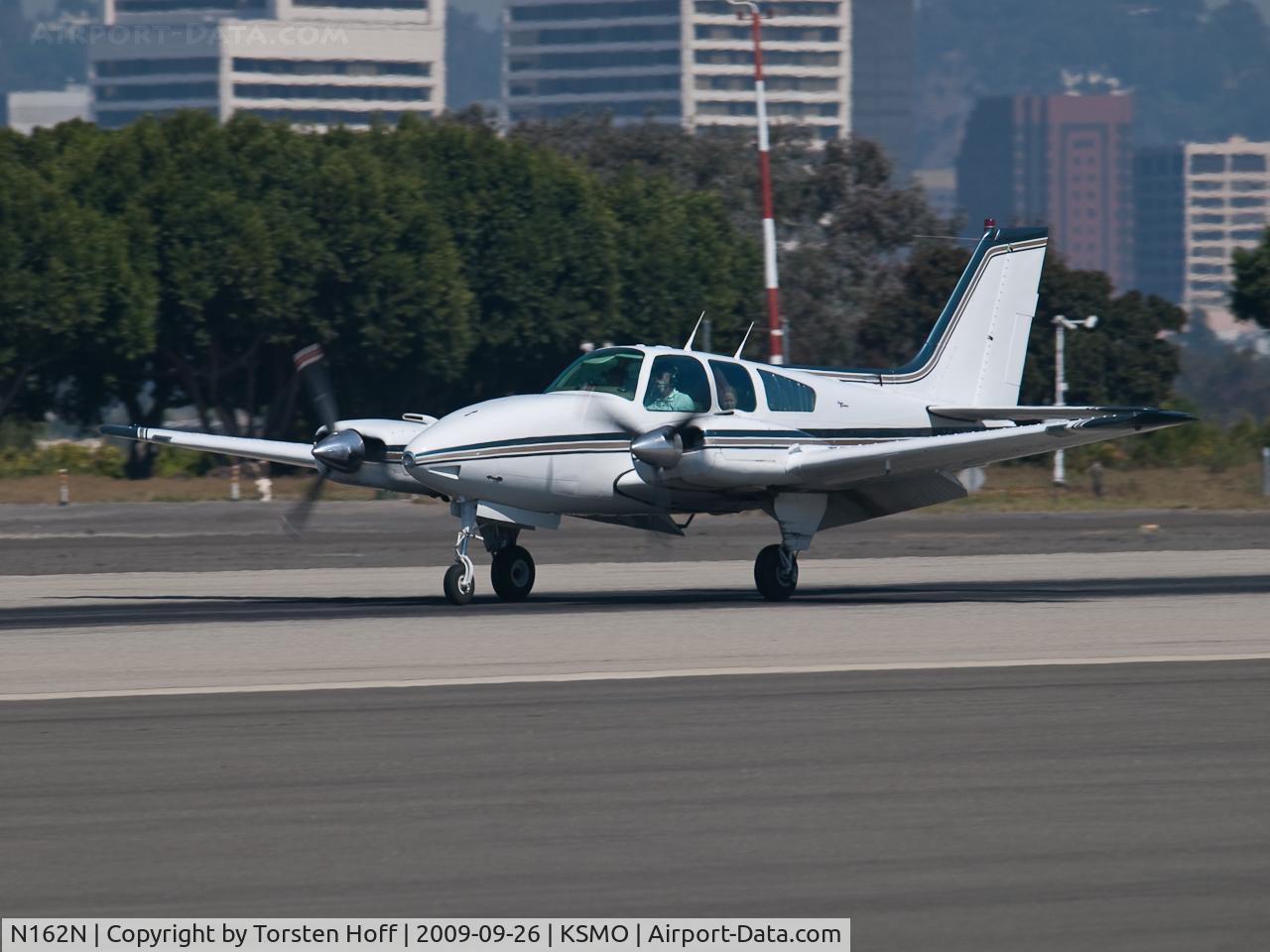 N162N, 1966 Beech C55 Baron (95-C55) C/N TE-154, N162N departing from RWY 21