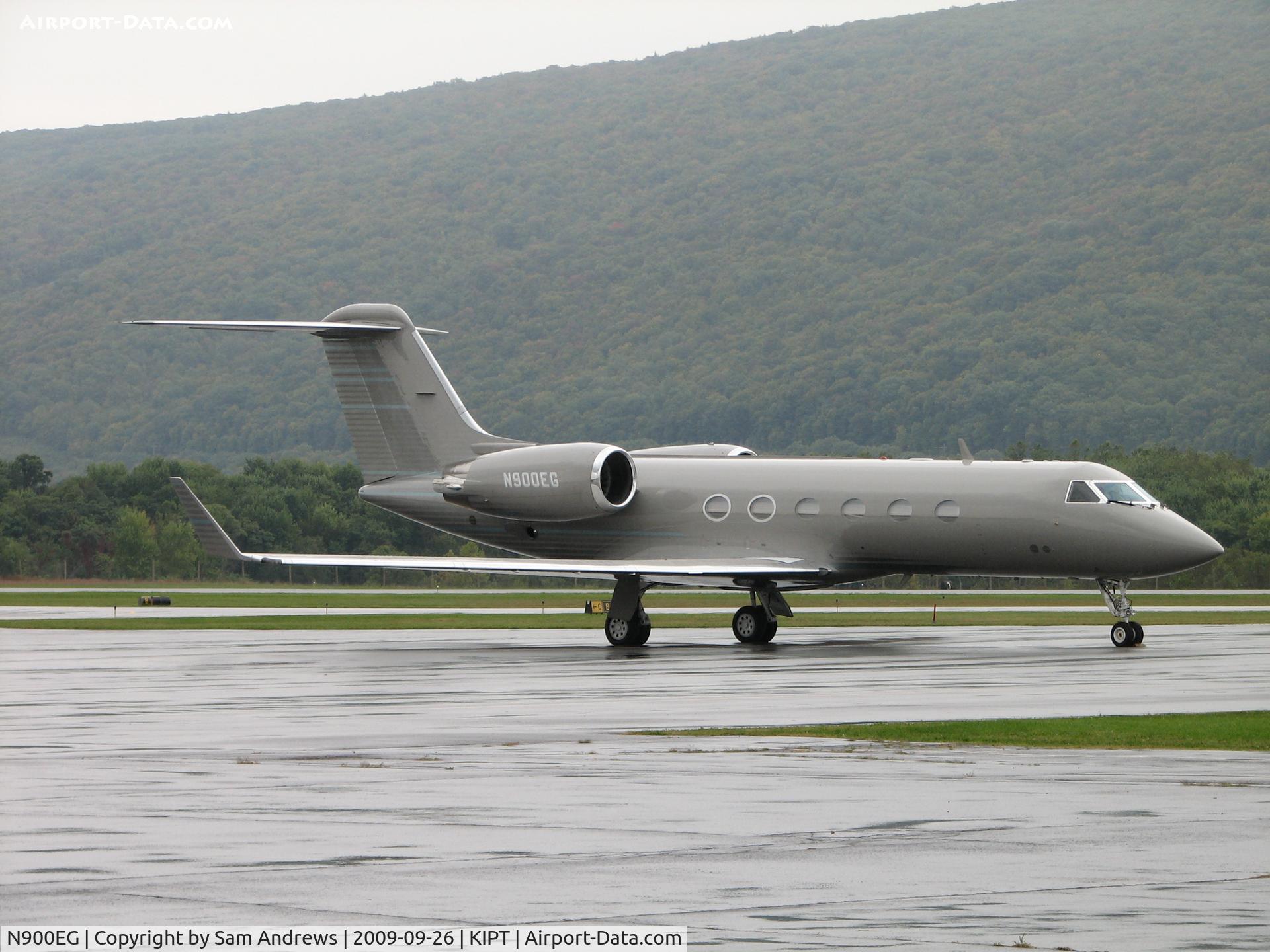 N900EG, 1989 Gulfstream Aerospace Gulfstream IV C/N 1101, Sitting on the ramp.  Was there for the weekend.  Almost taxied into the left wingtip.