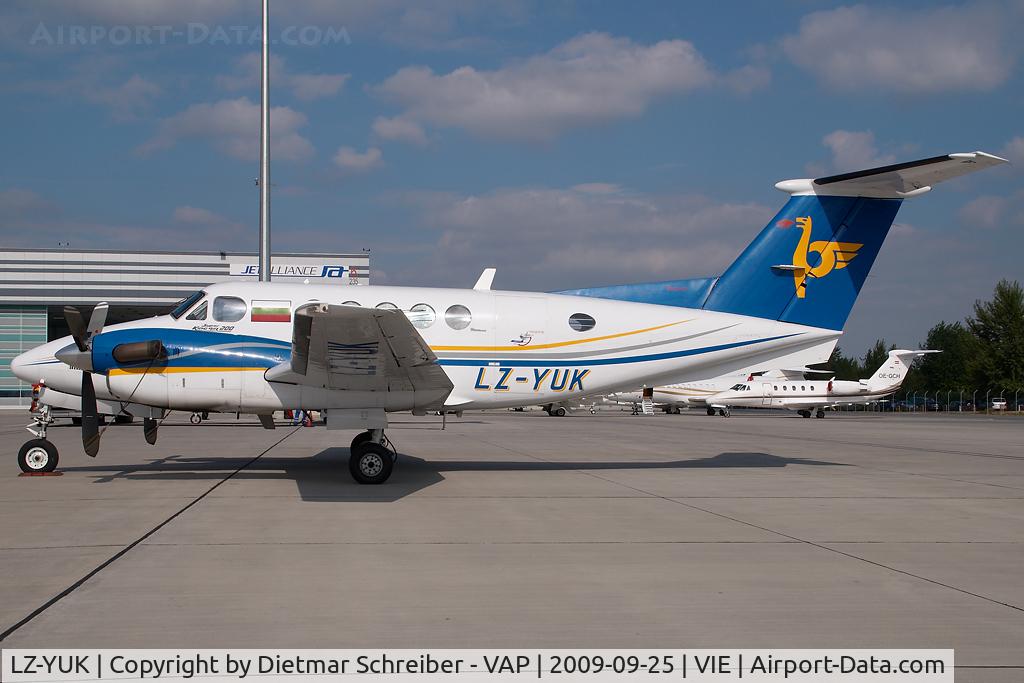 LZ-YUK, 1975 Beech 200 Super King Air C/N BB-82, Beech 200