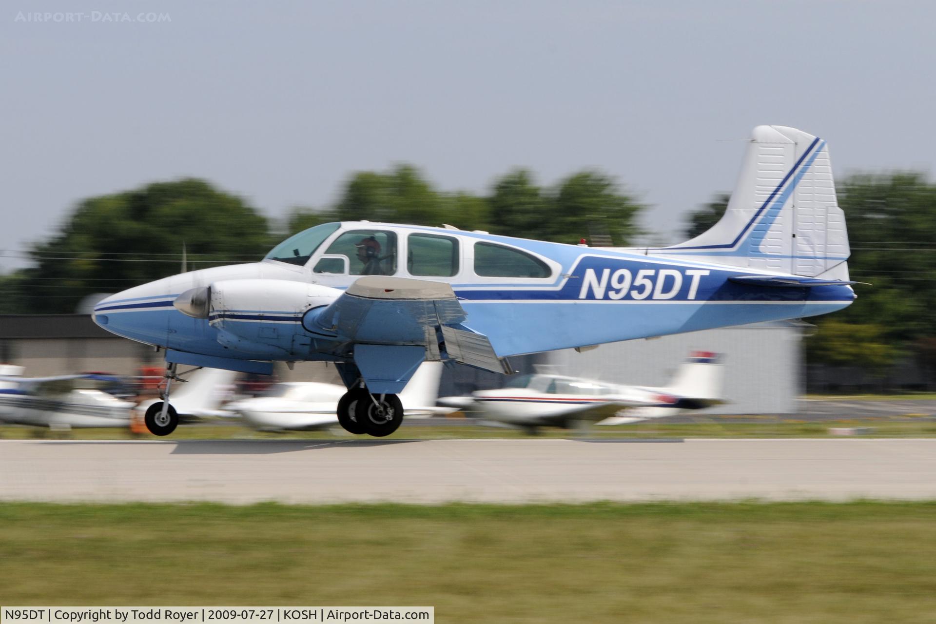 N95DT, 1963 Beech D95A Travel Air C/N TD-563, Landing 27 at OSH