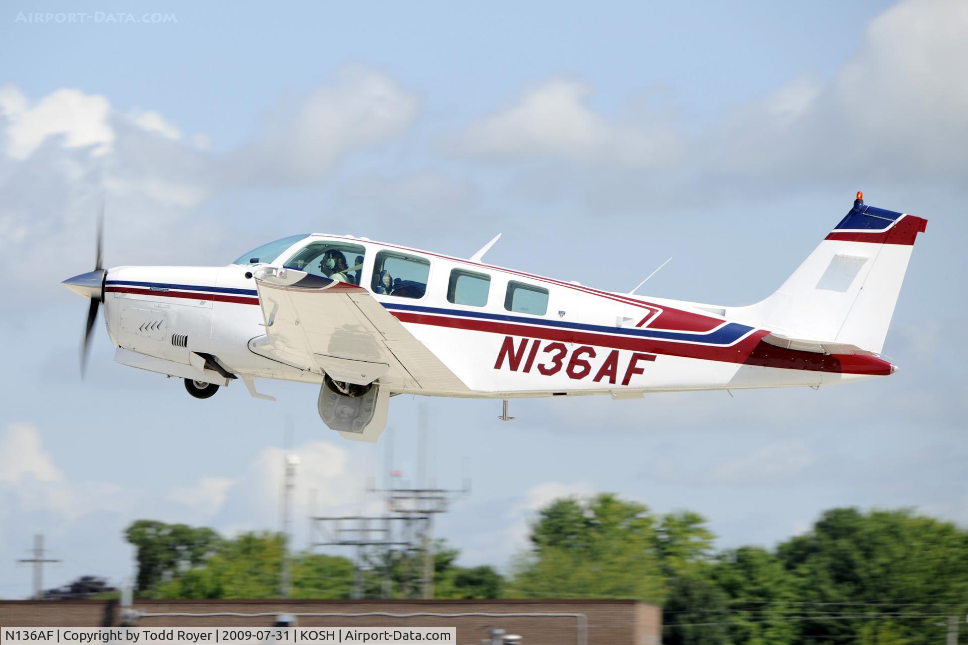 N136AF, 1981 Beech A36 Bonanza 36 C/N E1861, Departing OSH on 27