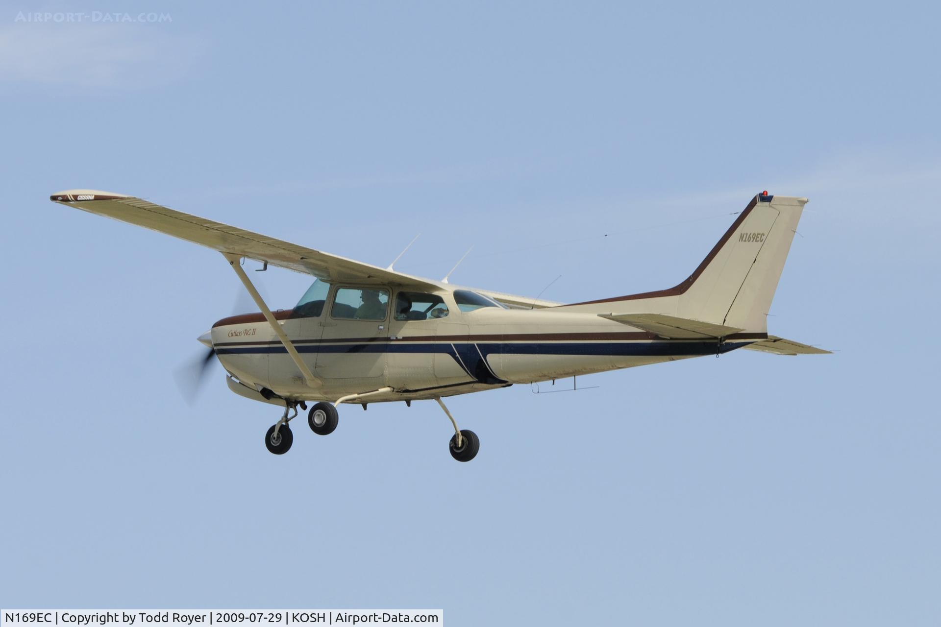 N169EC, 1980 Cessna 172RG Cutlass RG C/N 172RG0515, Departing OSH on 36