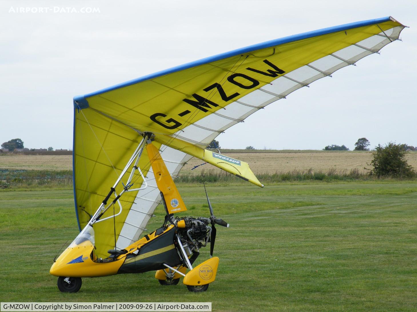 G-MZOW, 1999 Pegasus Quantum 15-912 C/N 7502, Pegasus Quantum at LongAcre Farm, Sandy