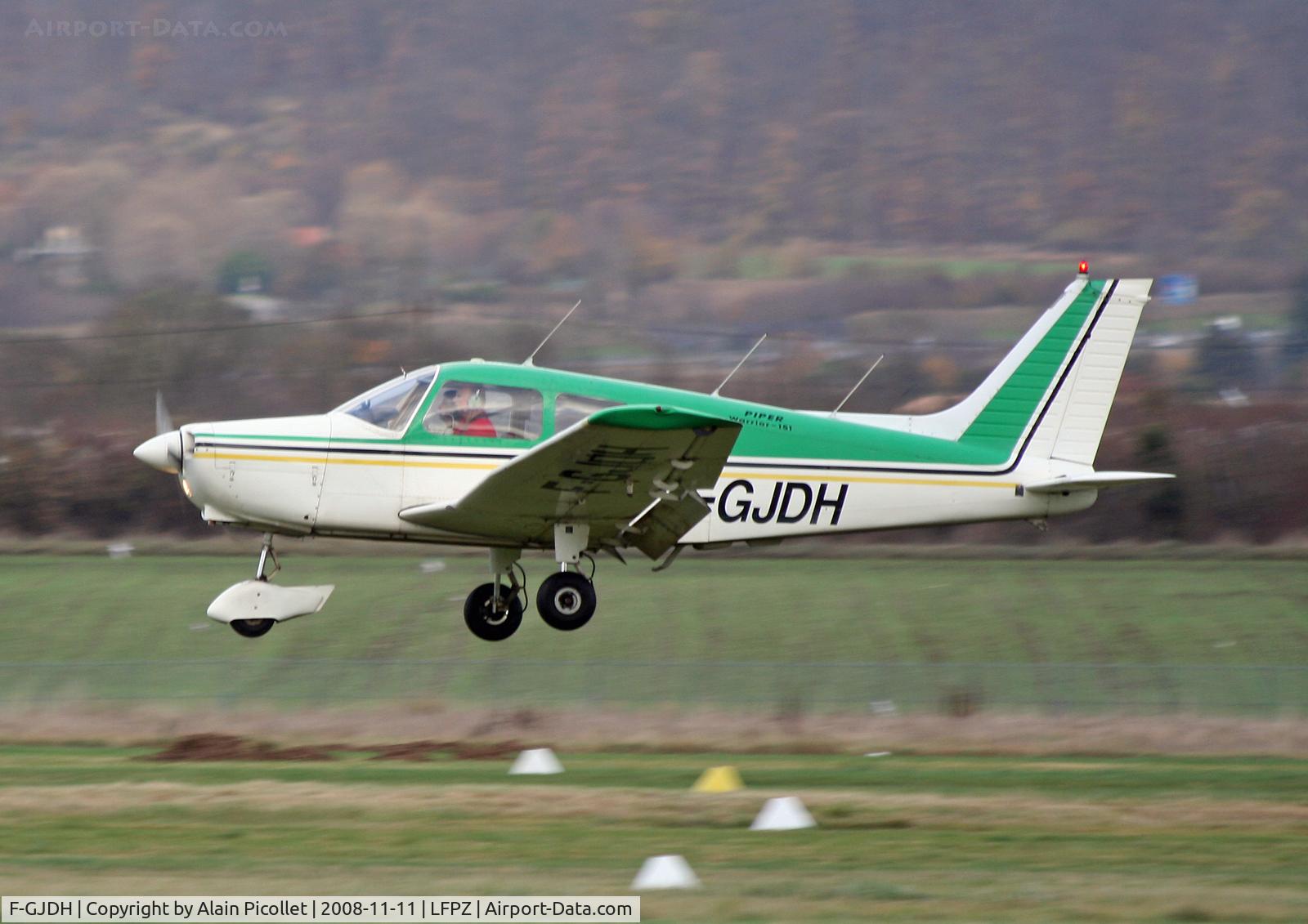 F-GJDH, Piper PA-28-151 Cherokee Warrior C/N 28-7415335, landing