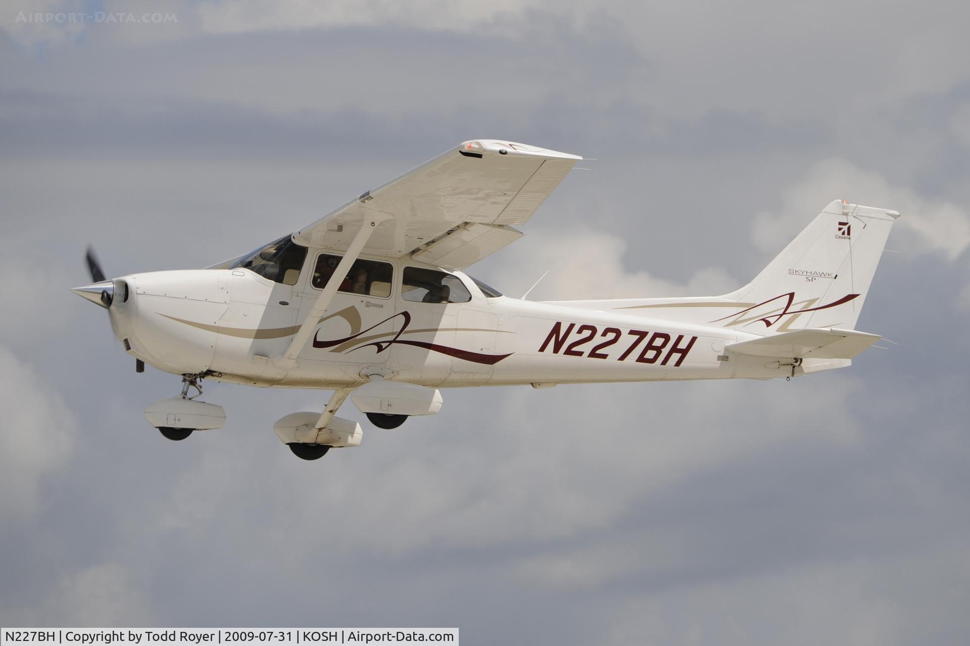 N227BH, 2008 Cessna 172S C/N 172S10662, Departing OSH on 27