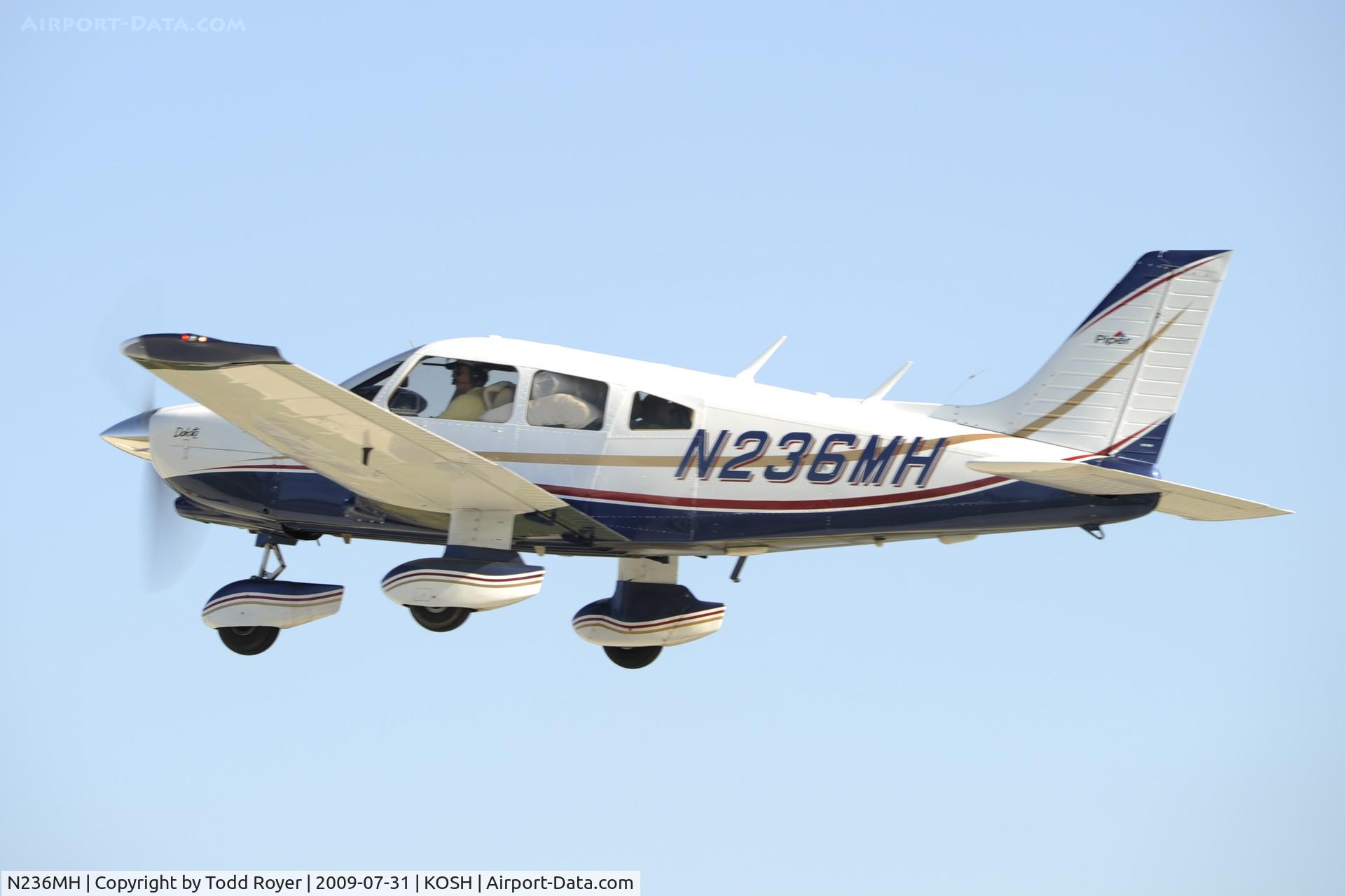 N236MH, 1981 Piper PA-28-236 Dakota C/N 28-8211009, Departing OSH on 27