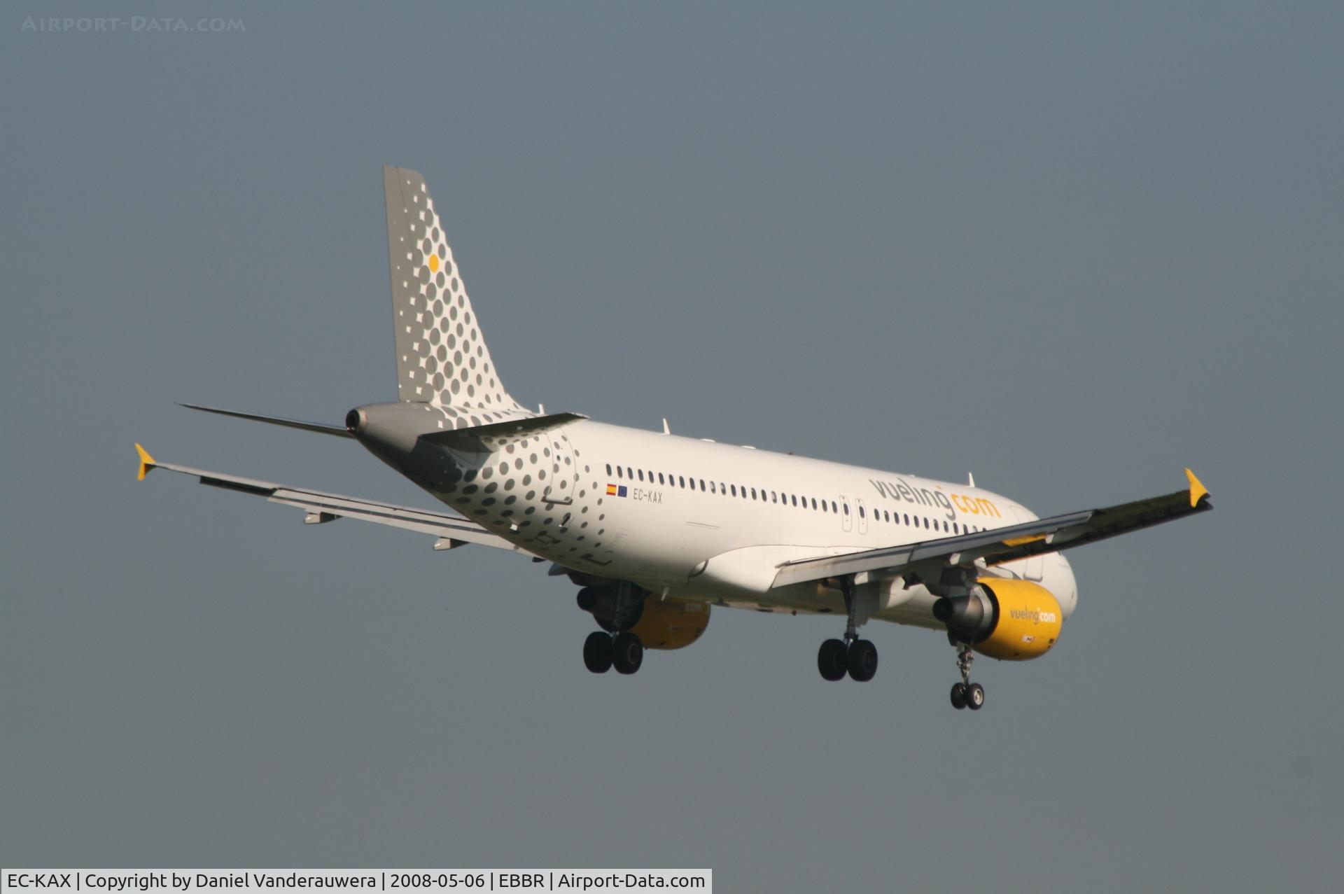 EC-KAX, 2007 Airbus A320-214 C/N 3040, flight VY5210 is descending to rwy 02