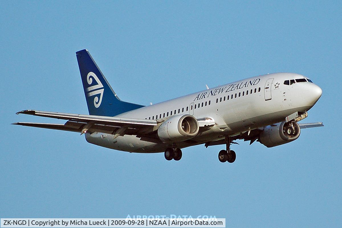 ZK-NGD, 1998 Boeing 737-3U3 C/N 28732, At Auckland