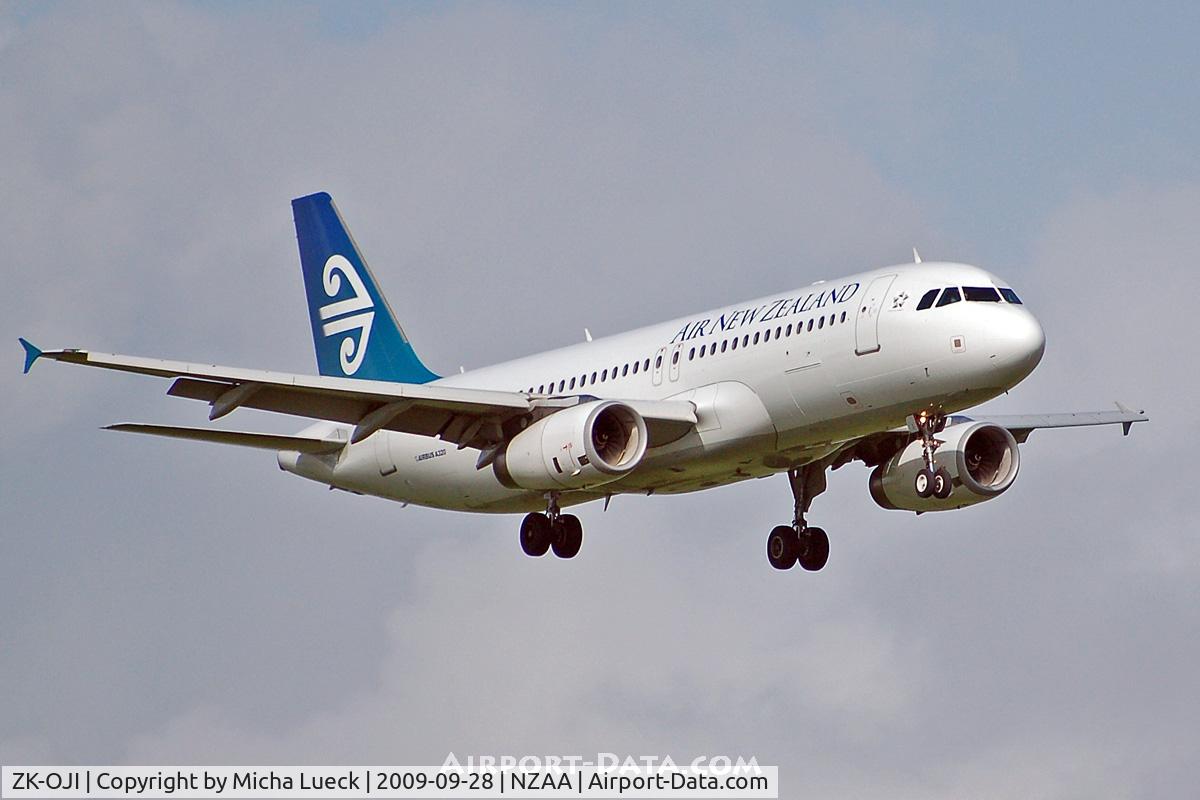 ZK-OJI, 2004 Airbus A320-232 C/N 2297, At Auckland