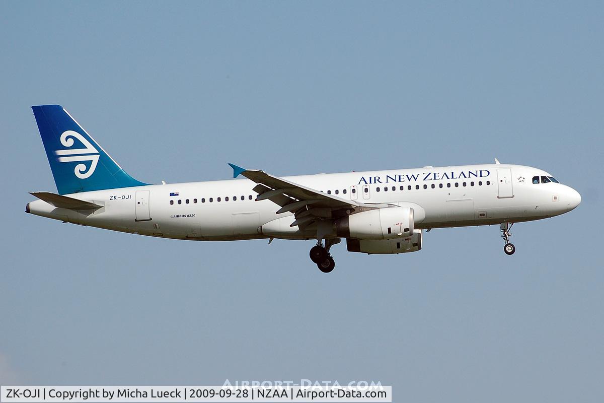 ZK-OJI, 2004 Airbus A320-232 C/N 2297, At Auckland