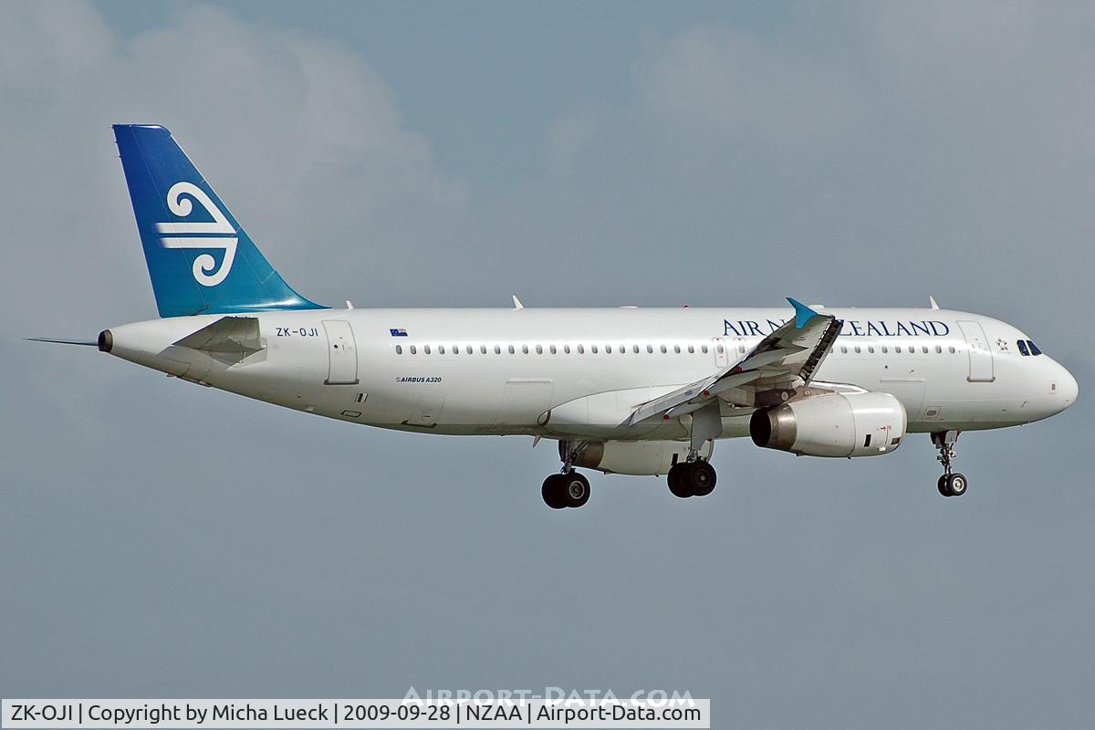 ZK-OJI, 2004 Airbus A320-232 C/N 2297, At Auckland