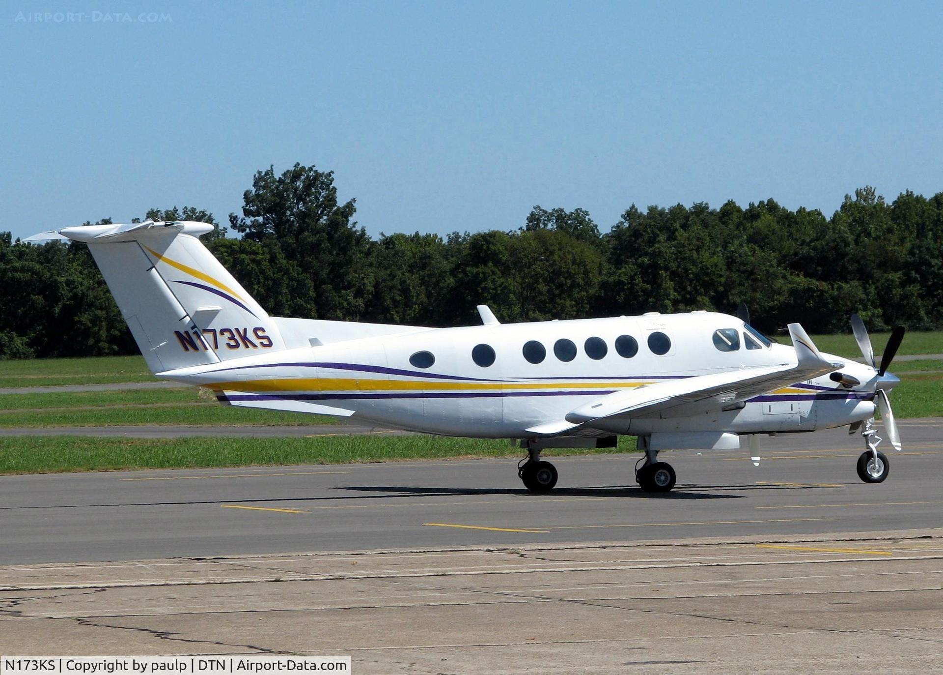 N173KS, 1985 Beech 300 Super King Air C/N FA-82, At Downtown Shreveport. Nice L.S.U. colors!