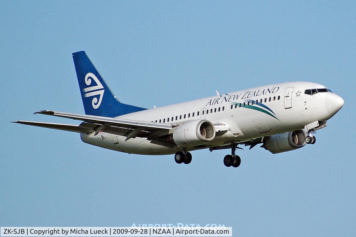 ZK-SJB, 1997 Boeing 737-33R C/N 28868, At Auckland