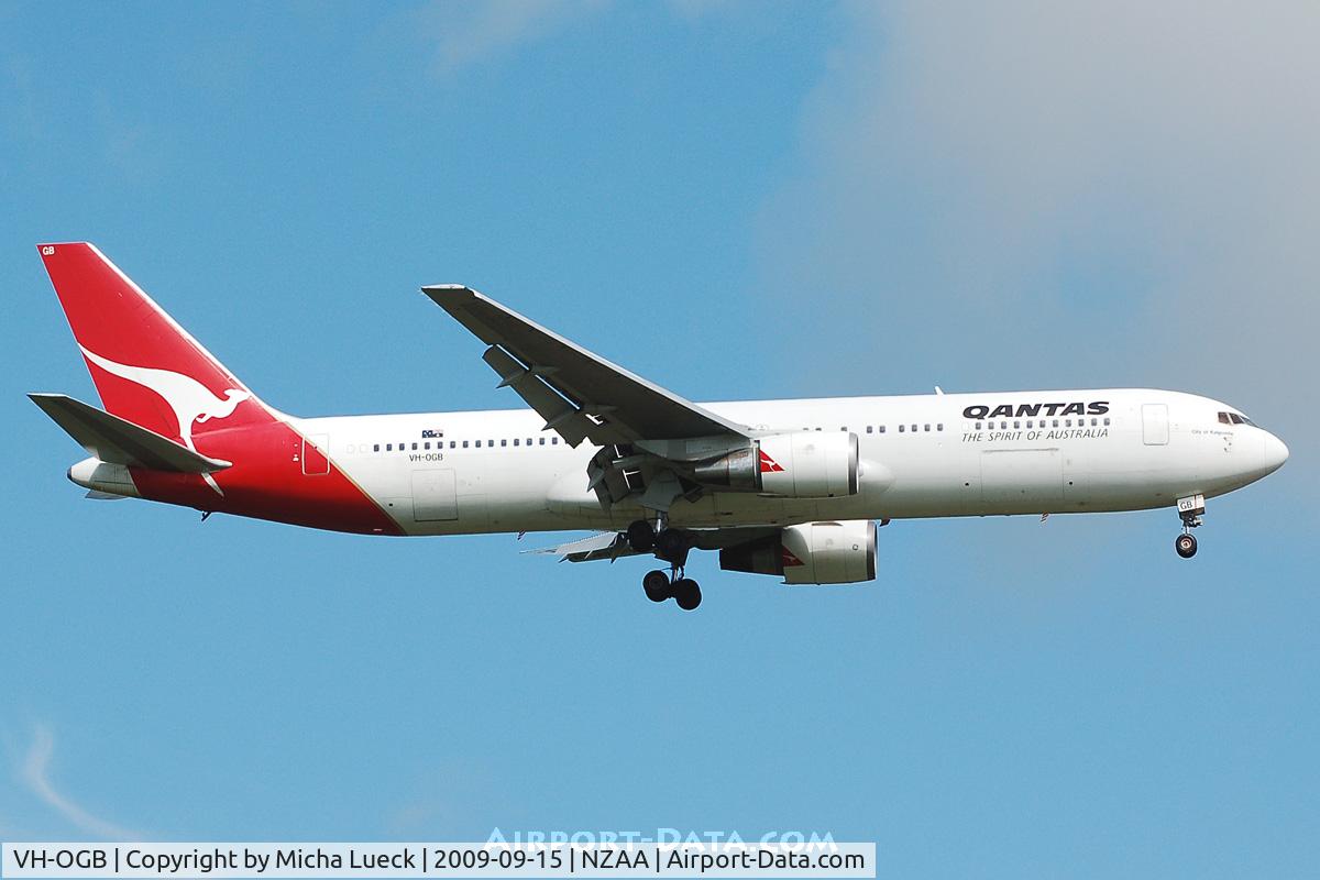 VH-OGB, 1988 Boeing 767-338 C/N 24316, At Auckland