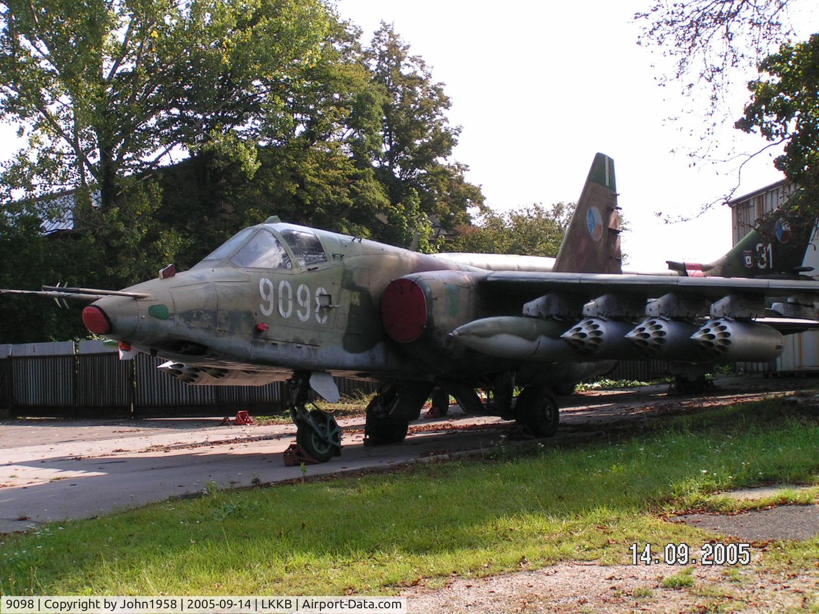 9098, Sukhoi Su-25K C/N 25508109098, Su-25.....all tooled up!!!!!