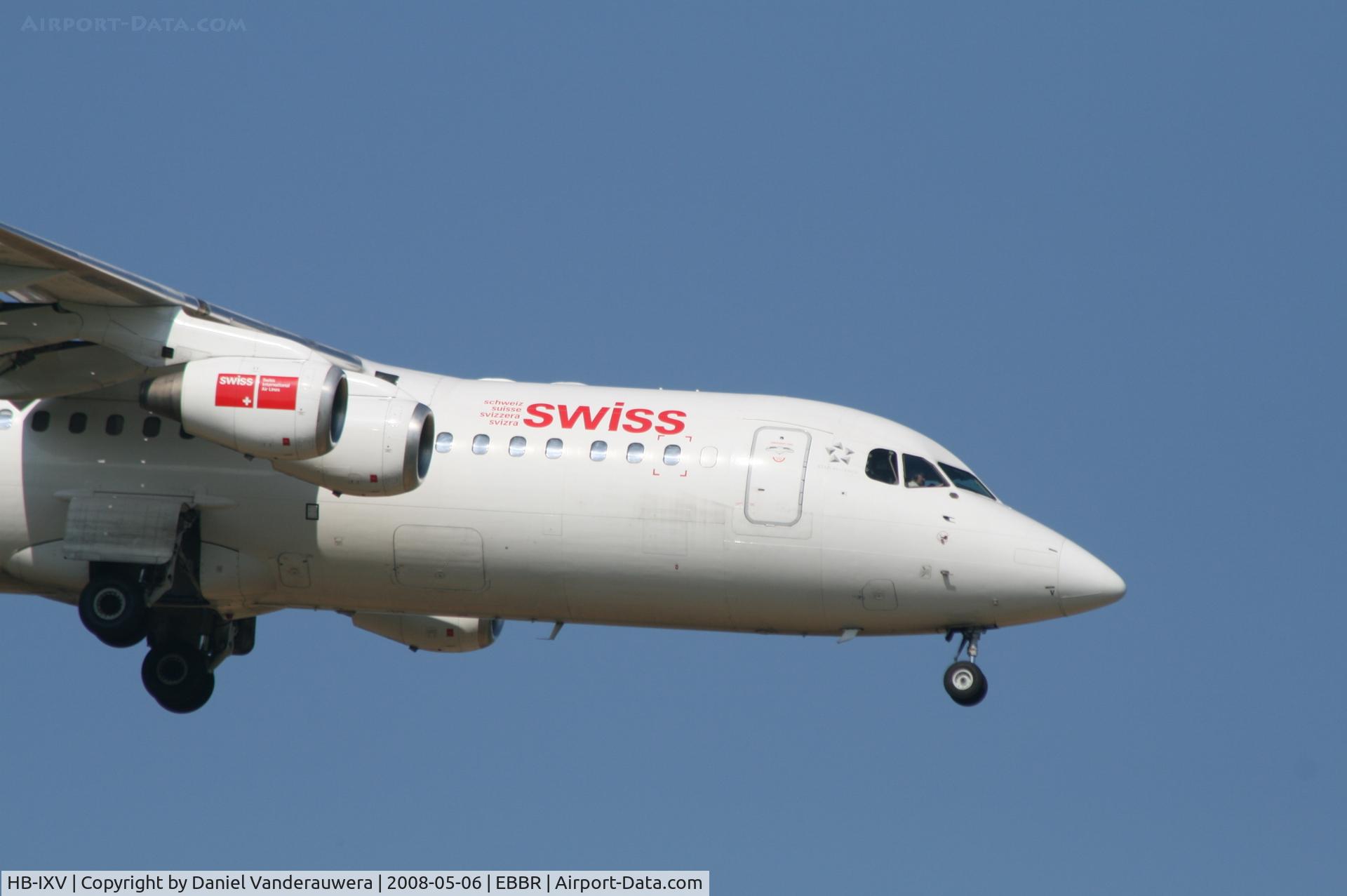 HB-IXV, 1995 British Aerospace Avro 146-RJ100 C/N E3274, arrival of flight LX778 to rwy 02