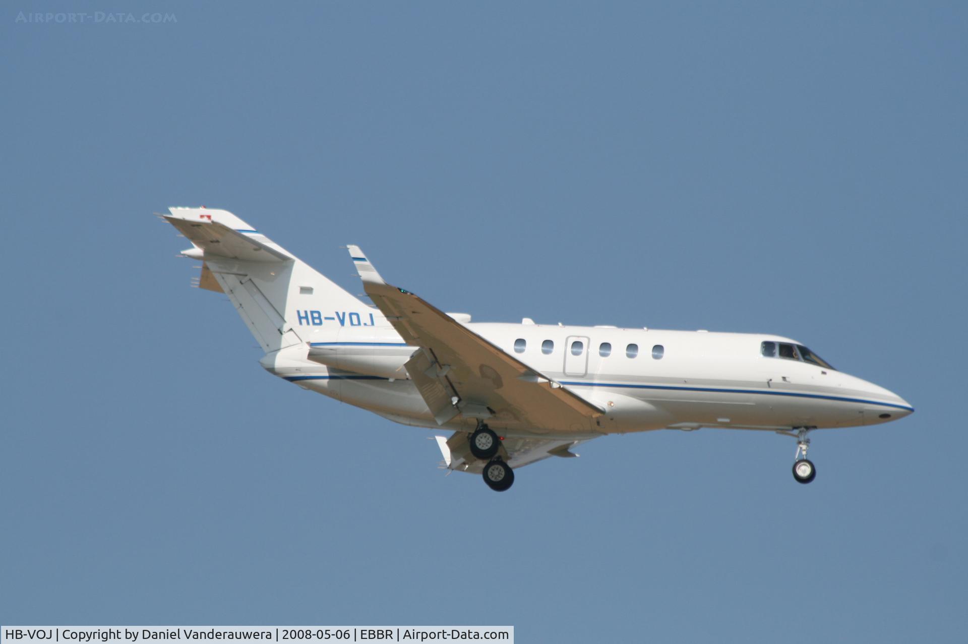 HB-VOJ, 2006 Raytheon Hawker 850XP C/N 258799, descending to rwy 02