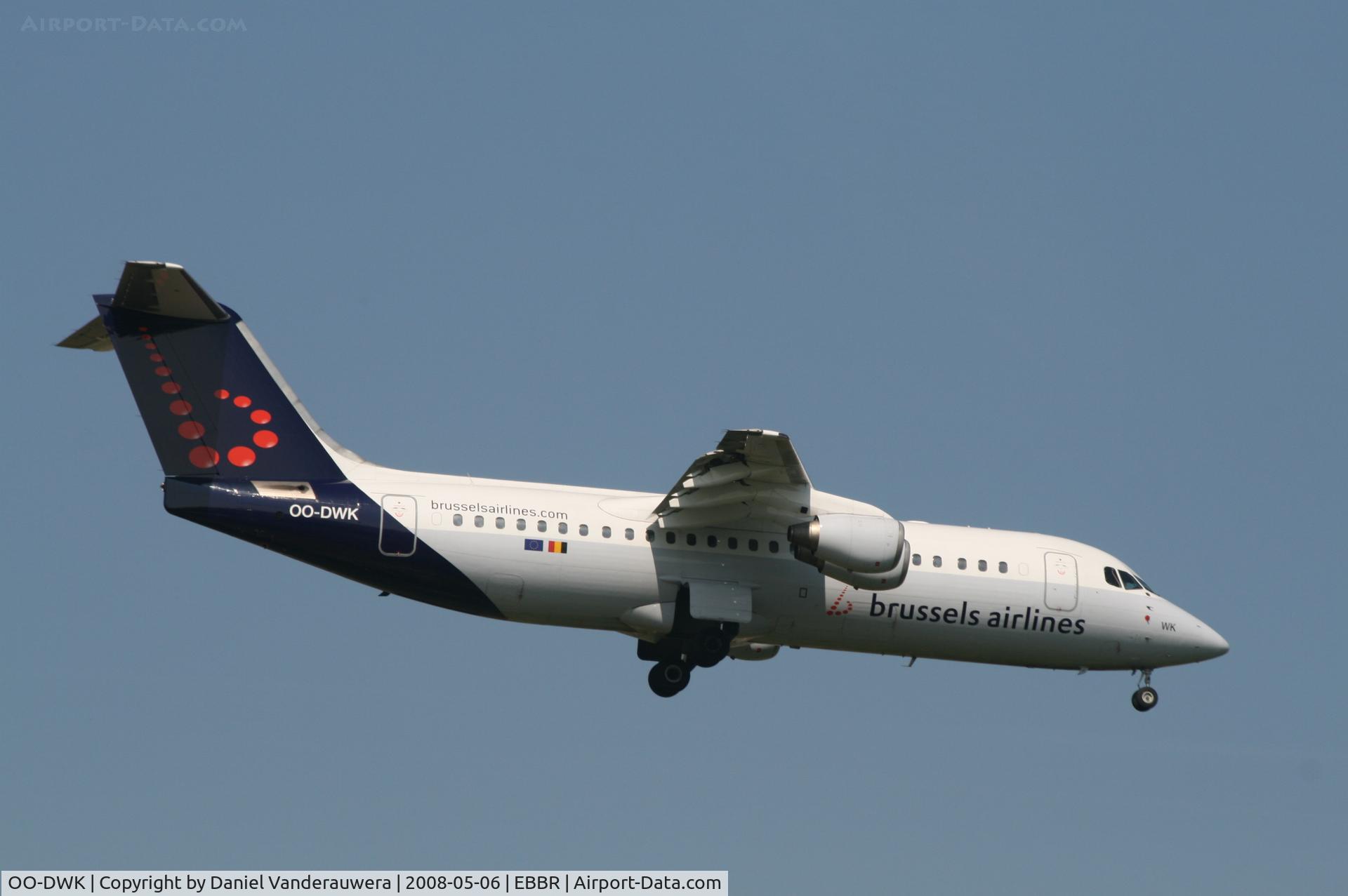 OO-DWK, 1999 British Aerospace Avro 146-RJ100 C/N E3360, flight SN2714 is descending to rwy 02
