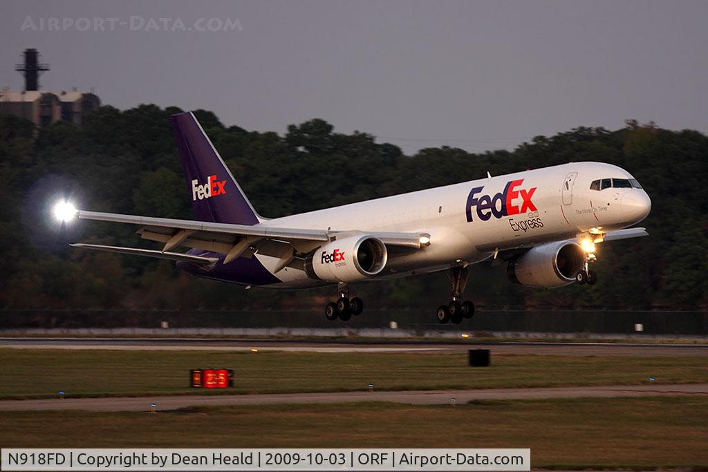 N918FD, 1989 Boeing 757-23A C/N 24290, FedEx N918FD (FLT FDX307) from Memphis Int'l (KMEM) landing on RWY 23 just after sunset.