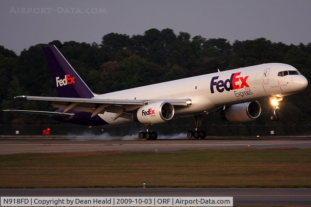N918FD, 1989 Boeing 757-23A C/N 24290, FedEx N918FD (FLT FDX307) from Memphis Int'l (KMEM) landing on RWY 23 just after sunset.