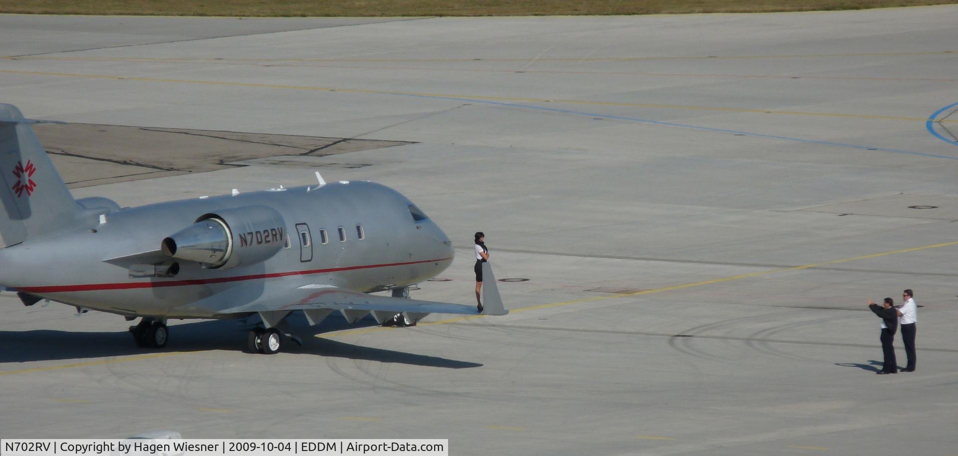 N702RV, 1990 Canadair Challenger 601-3A (CL-600-2B16) C/N 5078, nice jet,fotosession with stewardess on the wings