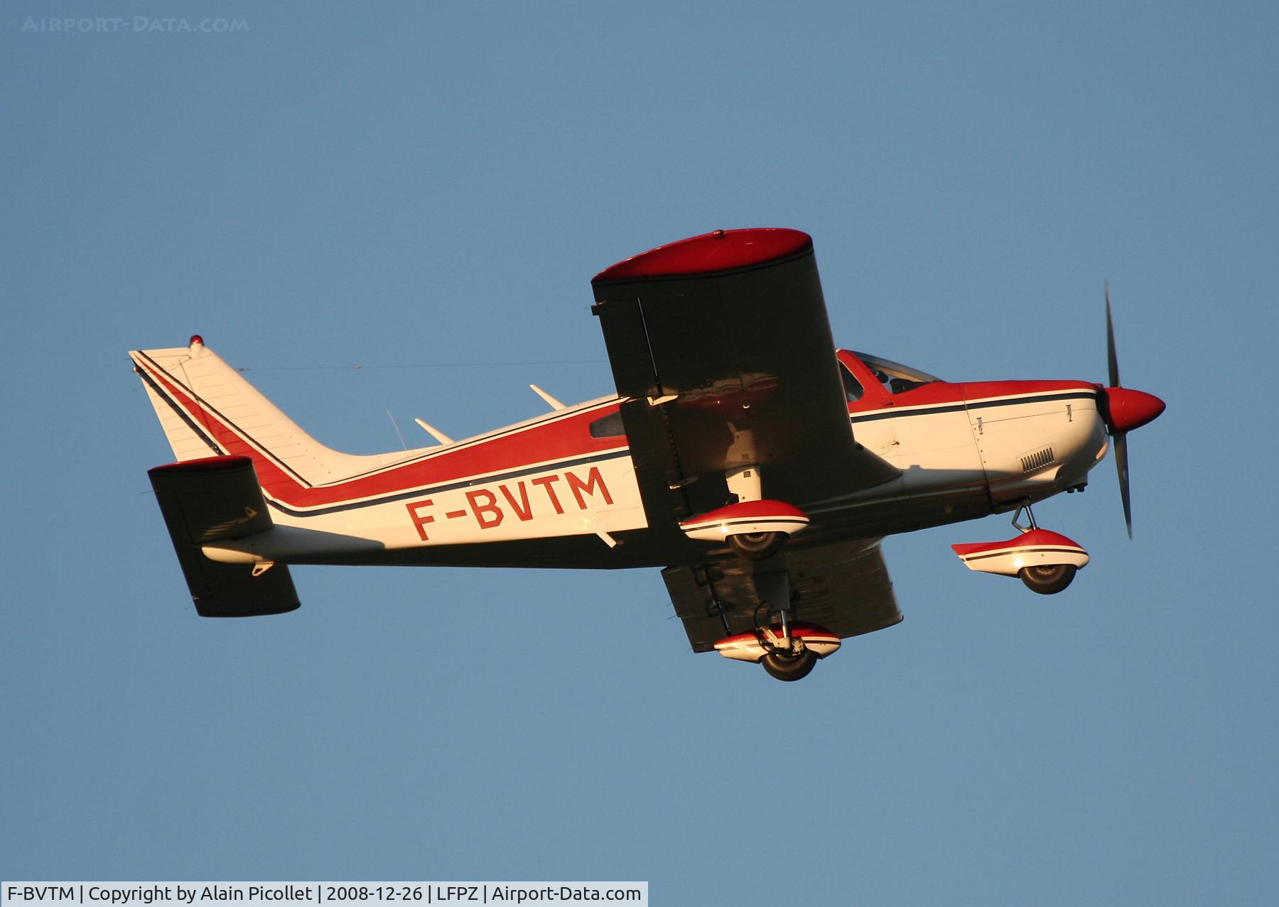 F-BVTM, Piper PA-28-180 Cherokee C/N 287405147, flying in the sunset