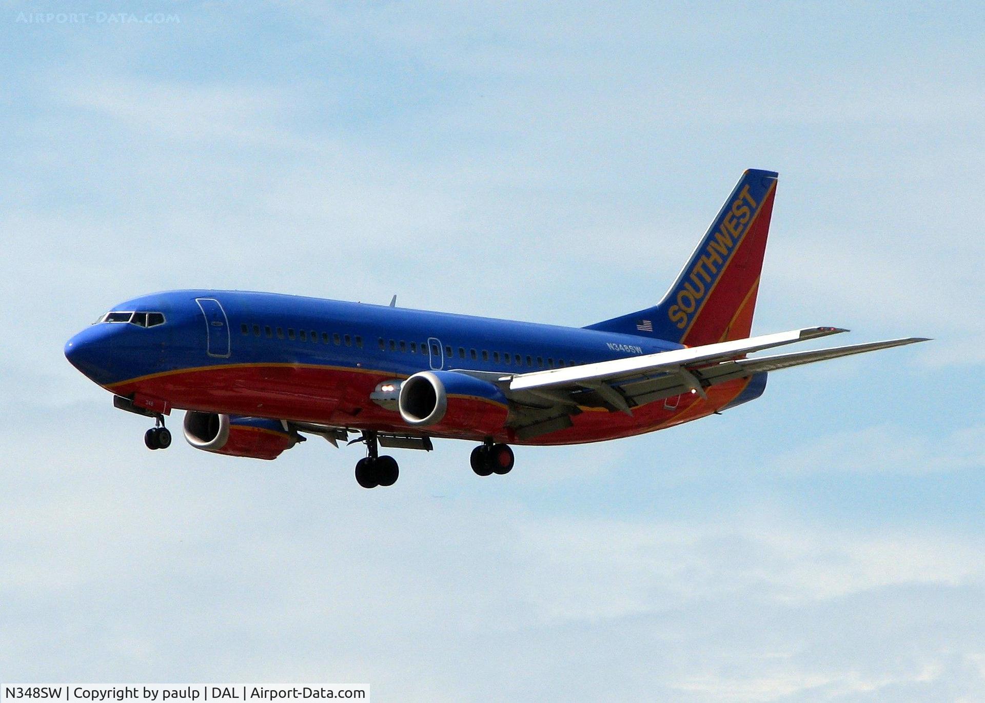 N348SW, 1989 Boeing 737-3H4 C/N 24375, Landing on 13R at Love Field.