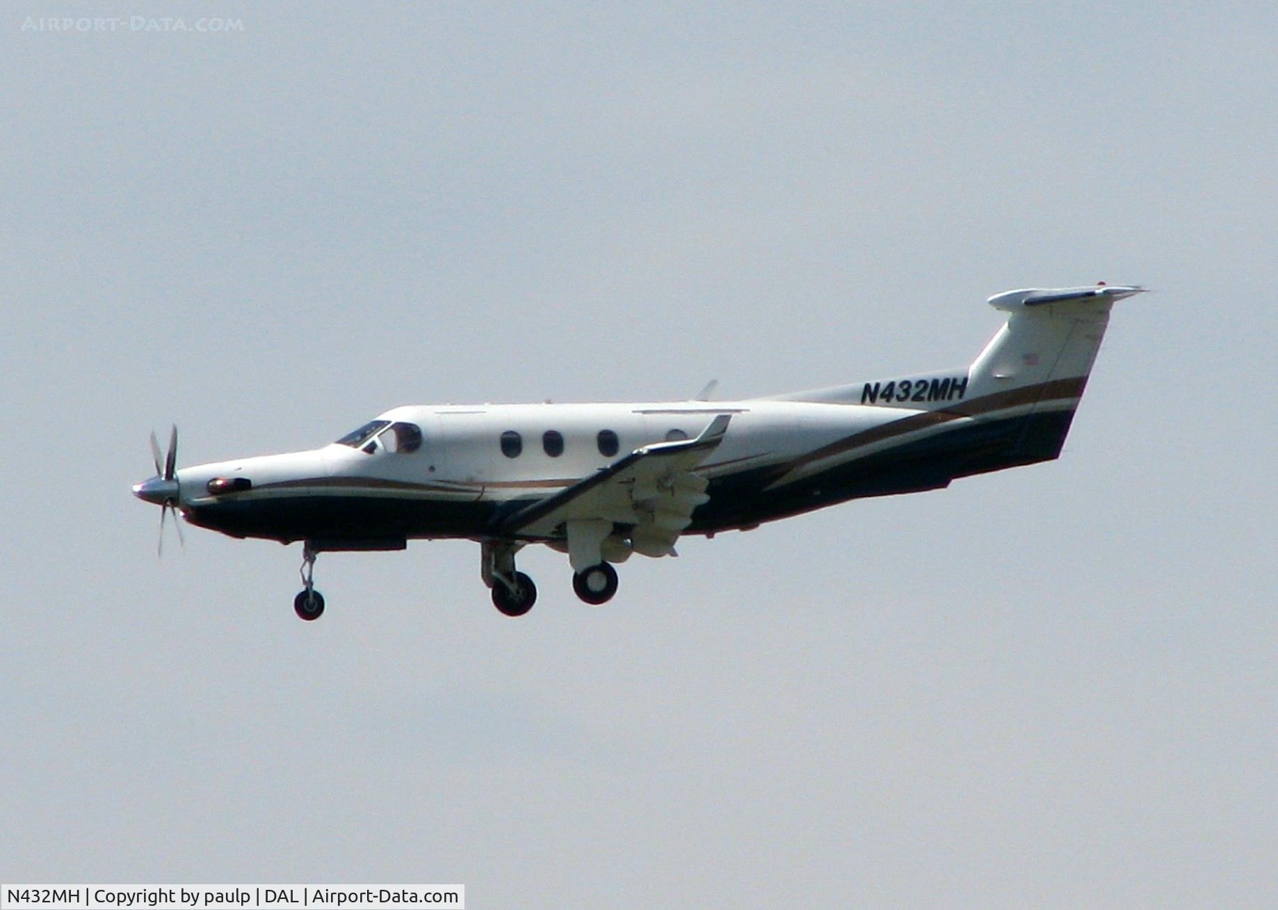 N432MH, 2001 Pilatus PC-12/45 C/N 432, Landing on 13R at Love Field.