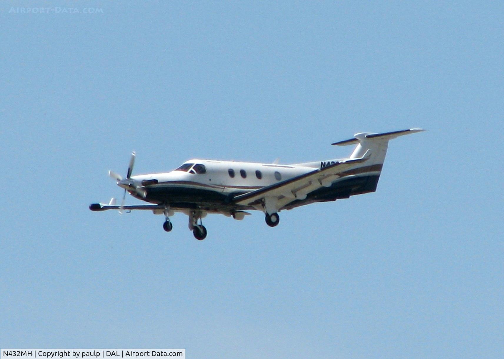 N432MH, 2001 Pilatus PC-12/45 C/N 432, Landing on 13R at Love Field.