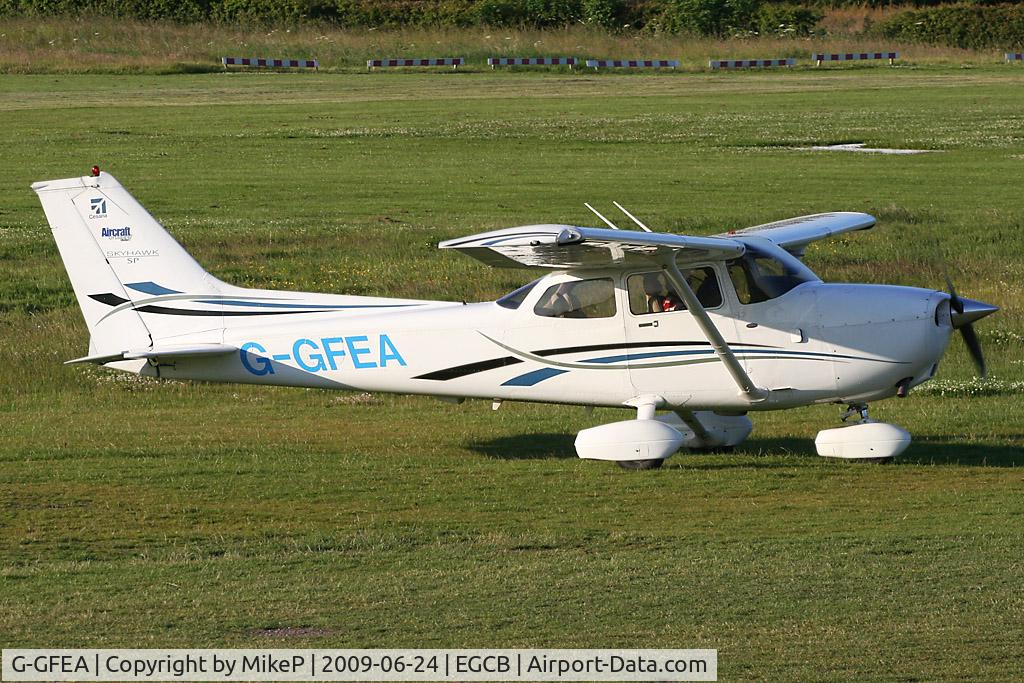 G-GFEA, 2006 Cessna 172S Skyhawk SP C/N 172S10214, Taxiing in the evening sun.