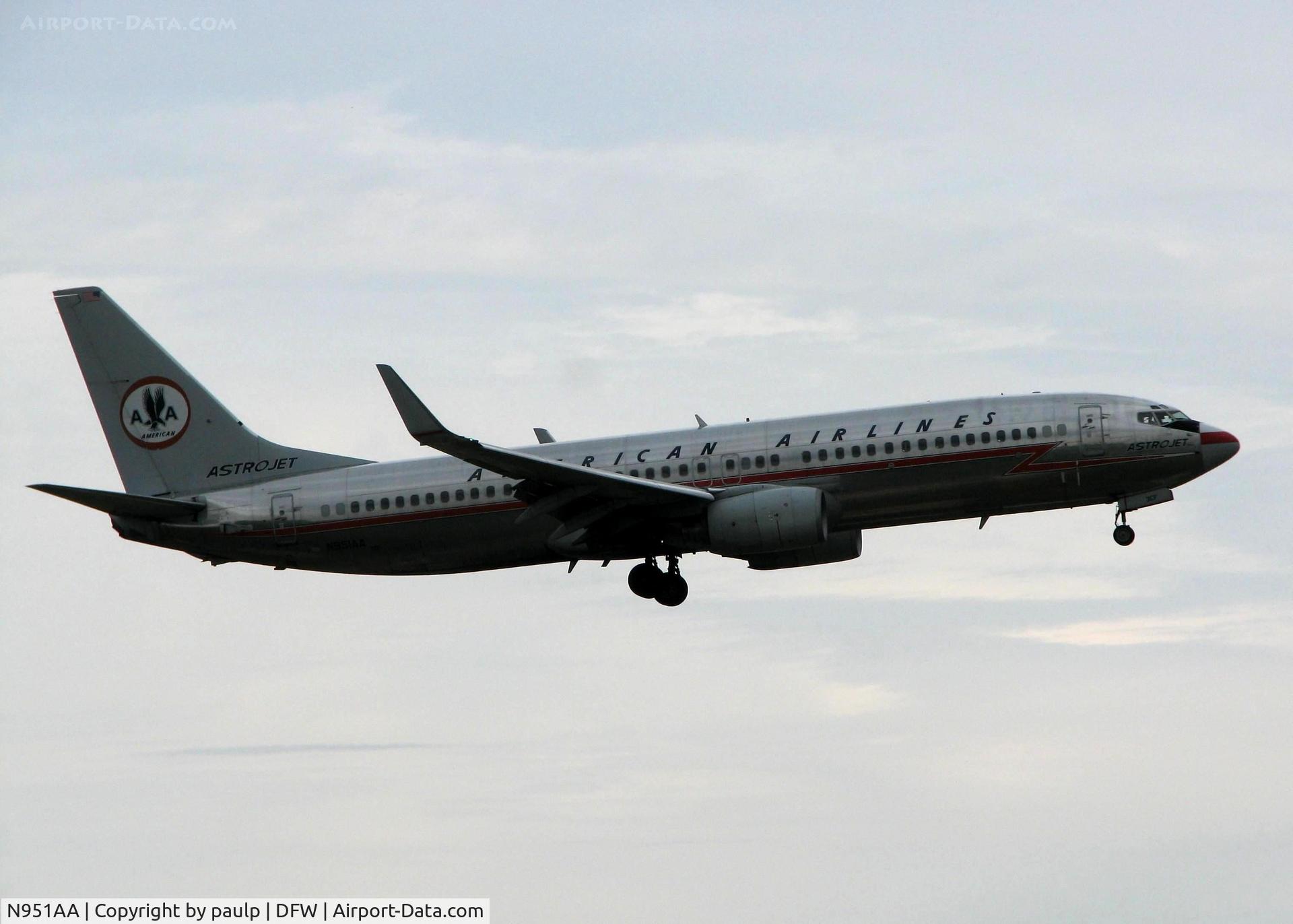 N951AA, 2000 Boeing 737-823 C/N 29538, Landing on 18R at DFW. I guess they didn't have time to paint a new nose?