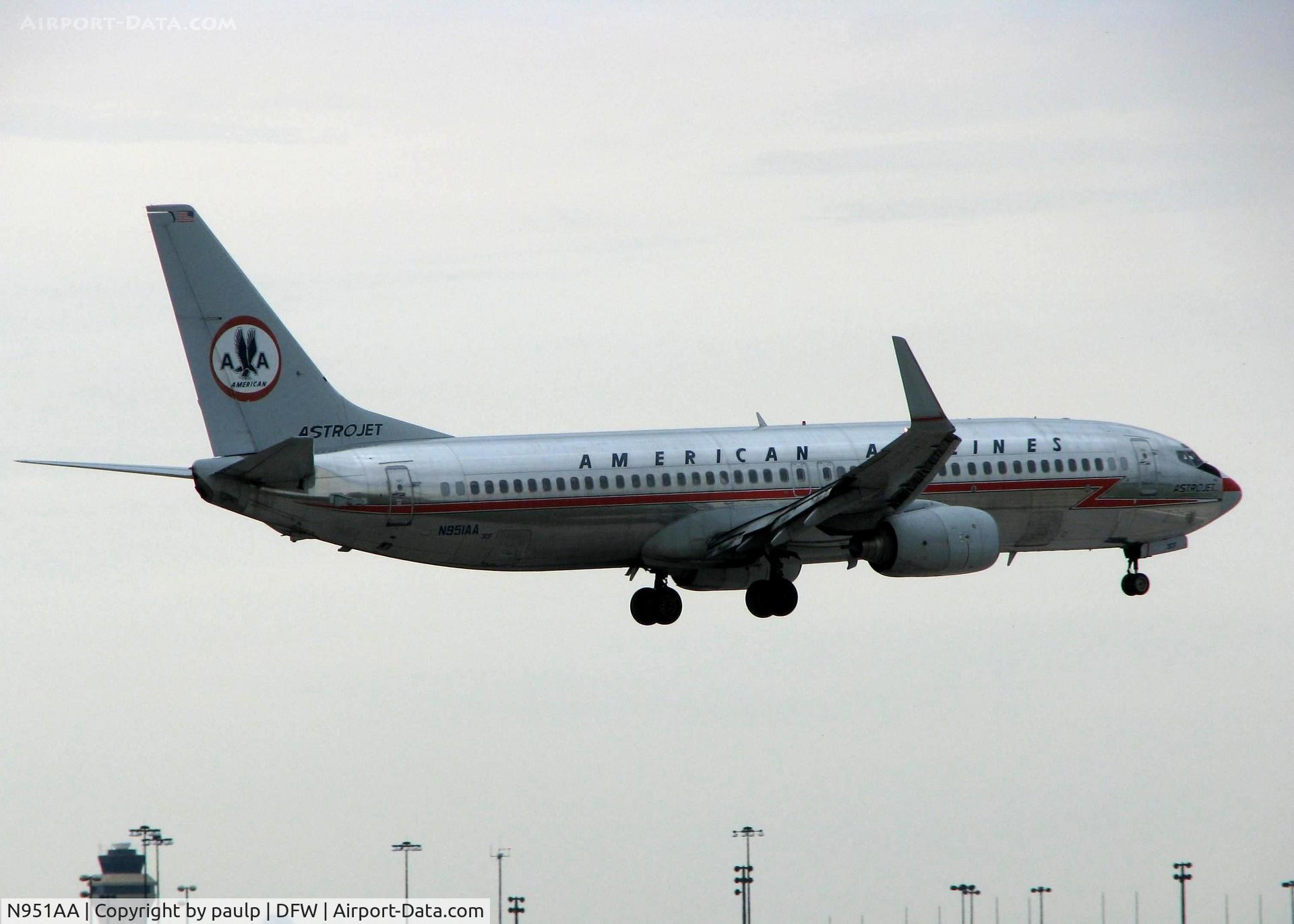 N951AA, 2000 Boeing 737-823 C/N 29538, Landing on 18R at DFW. A rainy, overcast day!
