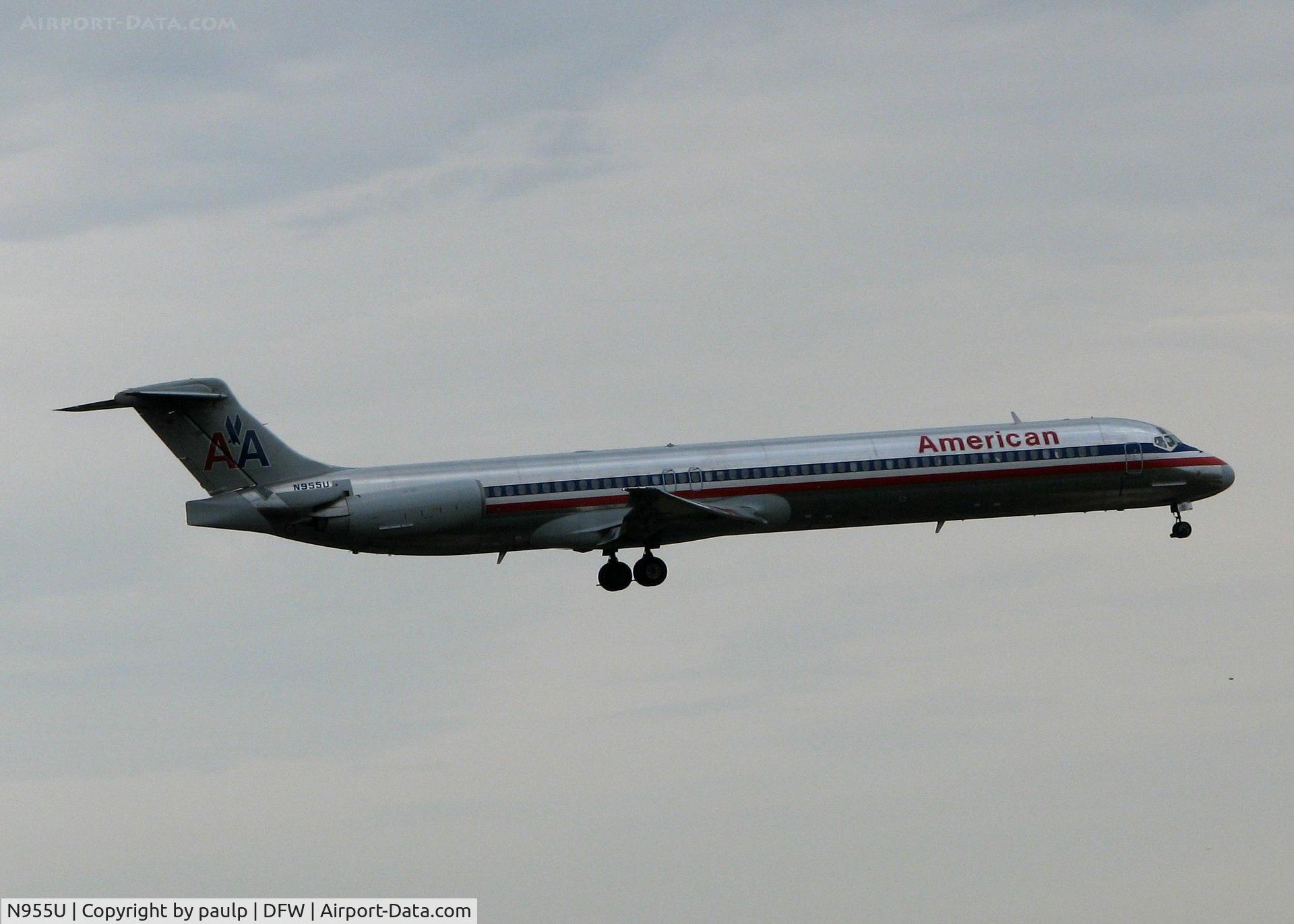 N955U, 1987 McDonnell Douglas MD-82 (DC-9-82) C/N 49427, Landing on 18R at DFW. Rainy day!