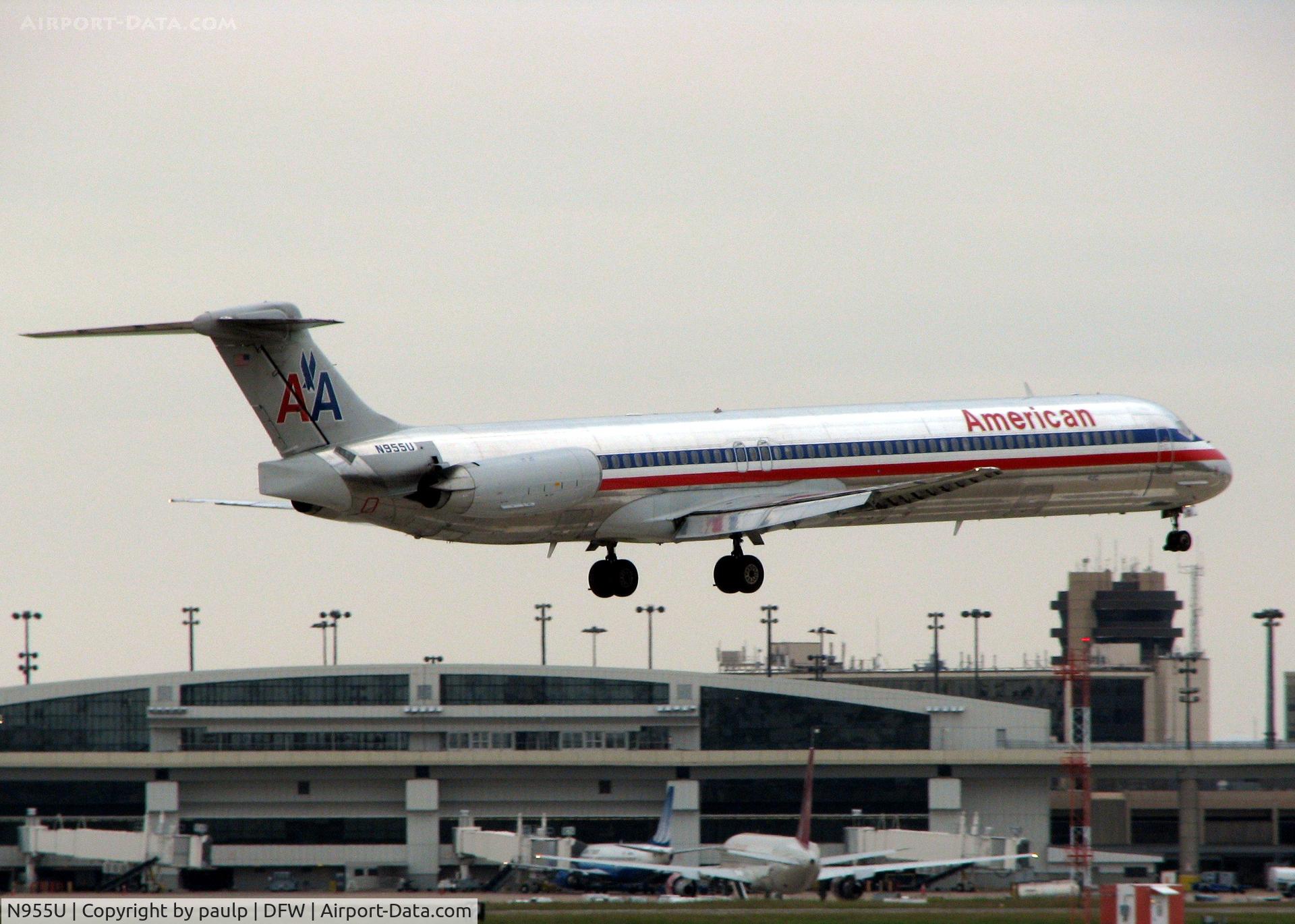 N955U, 1987 McDonnell Douglas MD-82 (DC-9-82) C/N 49427, About to touch down on 18R. A rainy day at DFW!