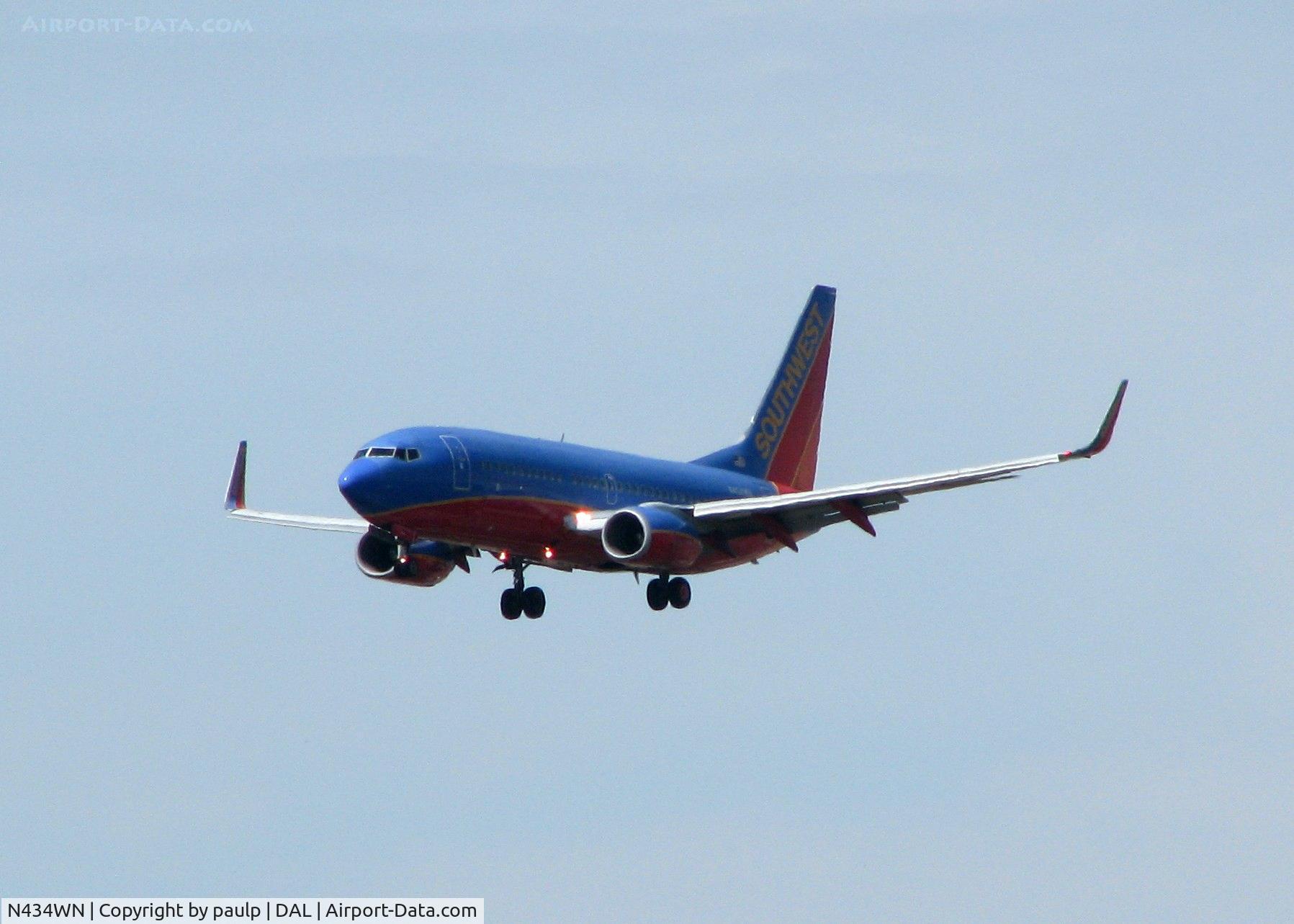 N434WN, 2003 Boeing 737-7H4 C/N 32454, Short final for 18R at Love Field.