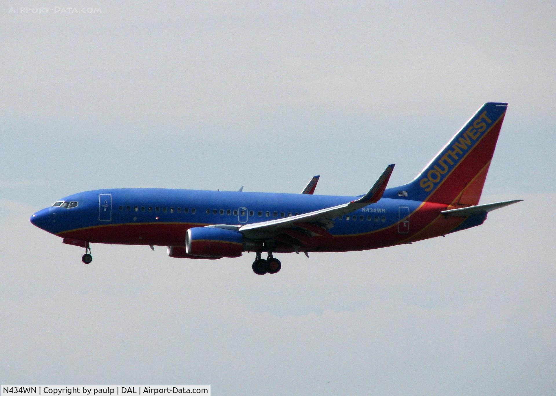 N434WN, 2003 Boeing 737-7H4 C/N 32454, Landing on 13R at Love Field.