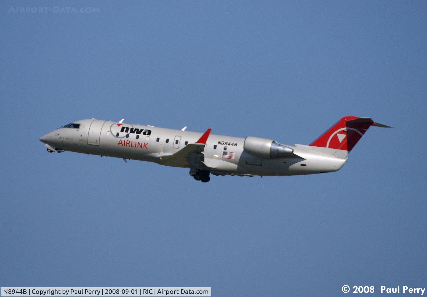 N8944B, 2004 Canadair CRJ-200 (CL-600-2B19) C/N 7944, Another pretty girl up and away