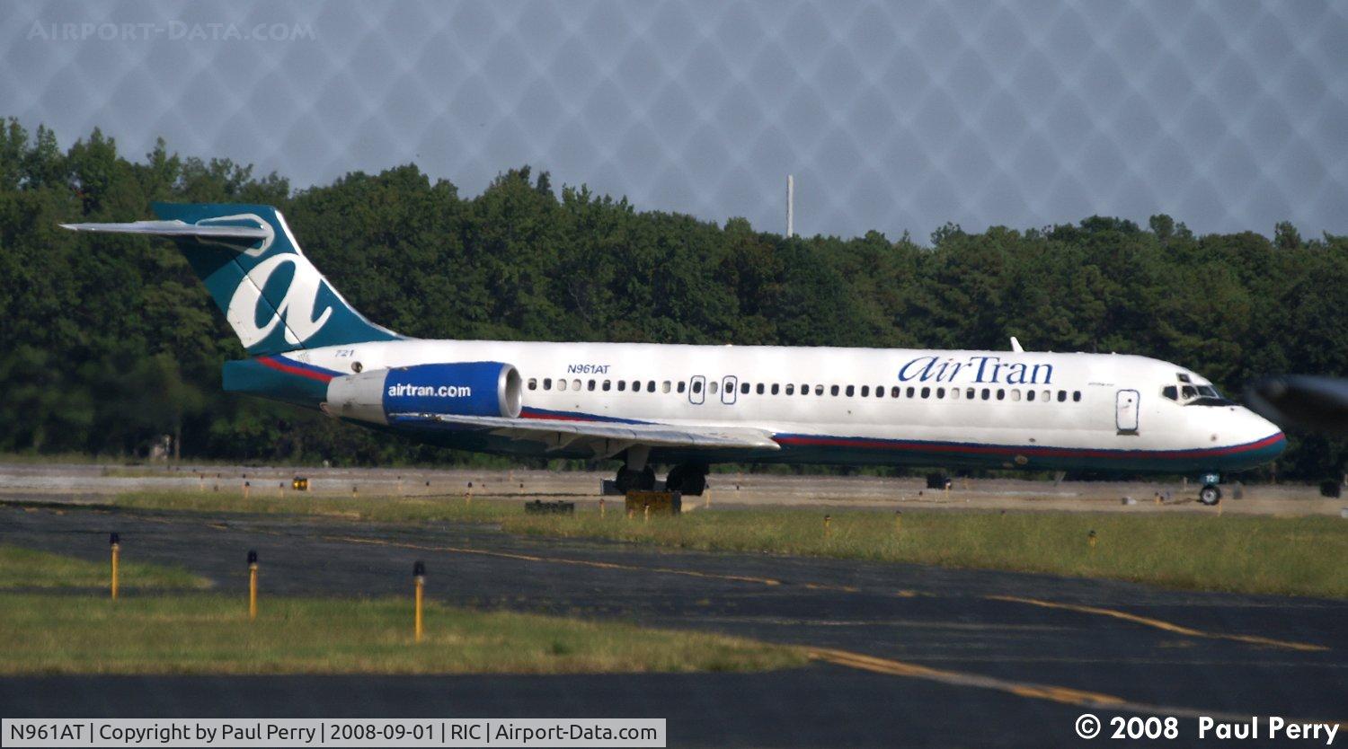 N961AT, 2001 Boeing 717-200 C/N 55023, AirTran taxiing in