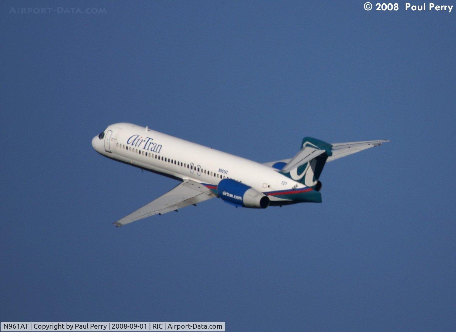N961AT, 2001 Boeing 717-200 C/N 55023, Turning on course, outbound from Richmond